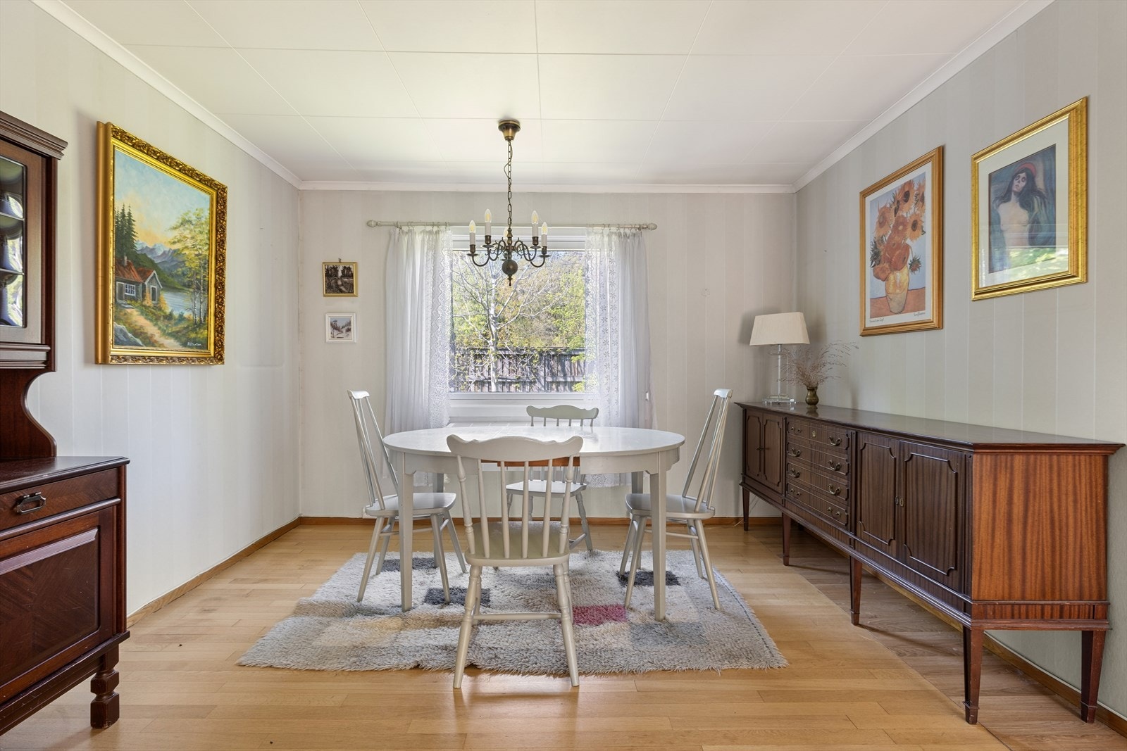 Spisestuedelen har godt med plass for hyggelige måltider med familie og venner. Galleribilde