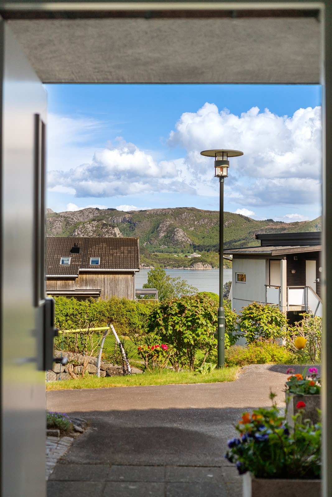 Fra inngangspartiet er det sjøglimt mot Gandsfjorden. Det tar kun 6 minutter å gå ned til Gausel togstasjon som tar deg til Stavanger i ene retningen og Sandnes/Egersund i andre. Galleribilde