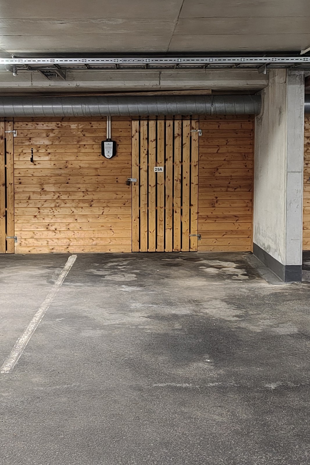 Parkeringsplass med bod i bakkant. Det er også mulighet for el-bil lader Galleribilde
