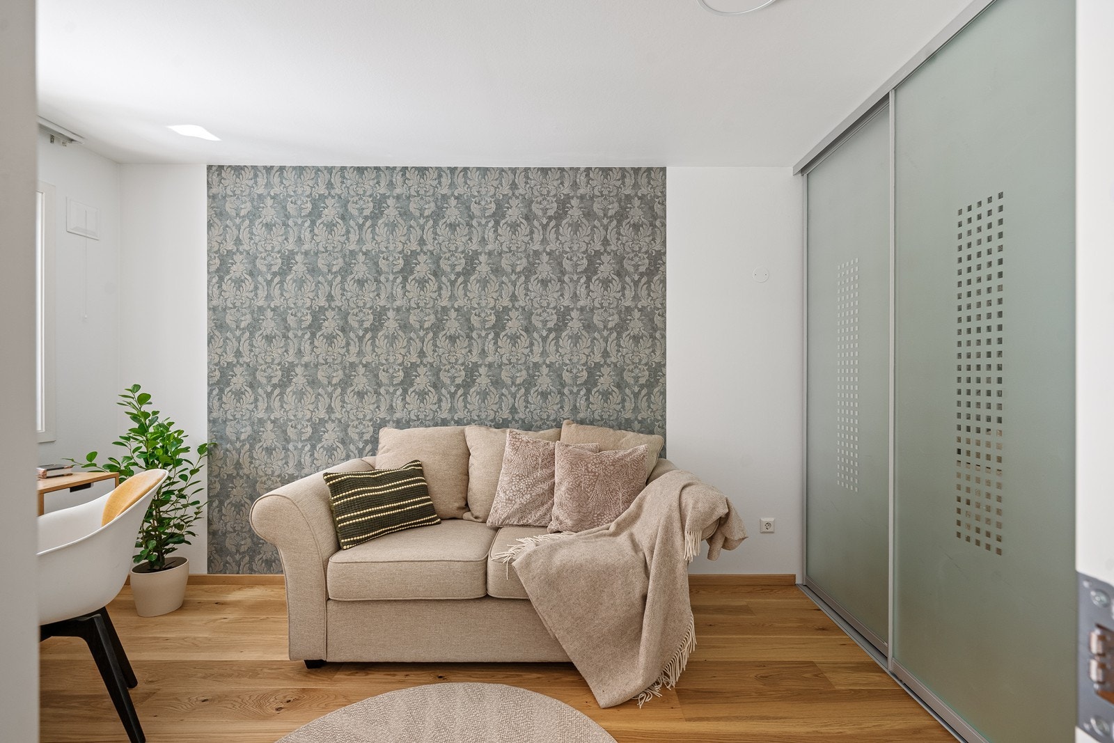 Soverom nr.3 med praktisk skyvedørsgarderobe Galleribilde