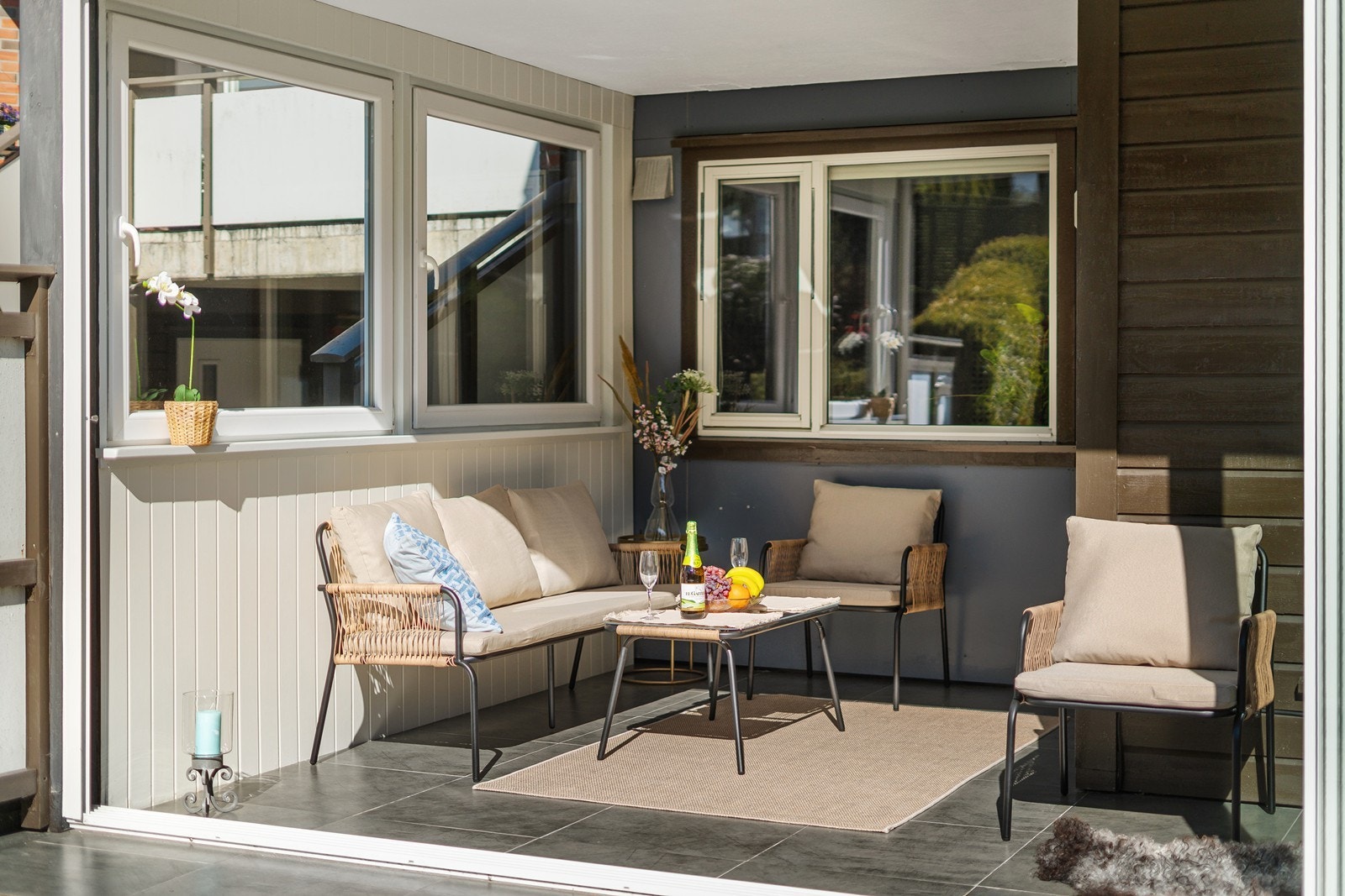 Hagestue og terrasse for både vår, sommer og høst Galleribilde