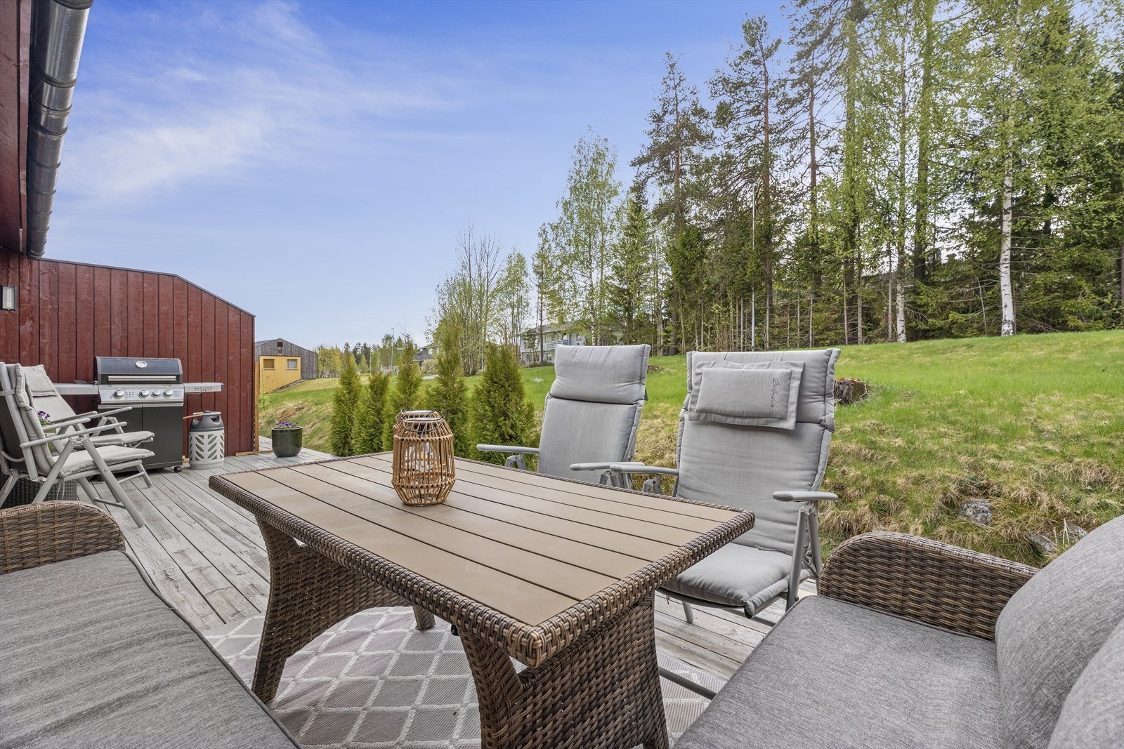 God plass for ønsket utemøblement. Galleribilde