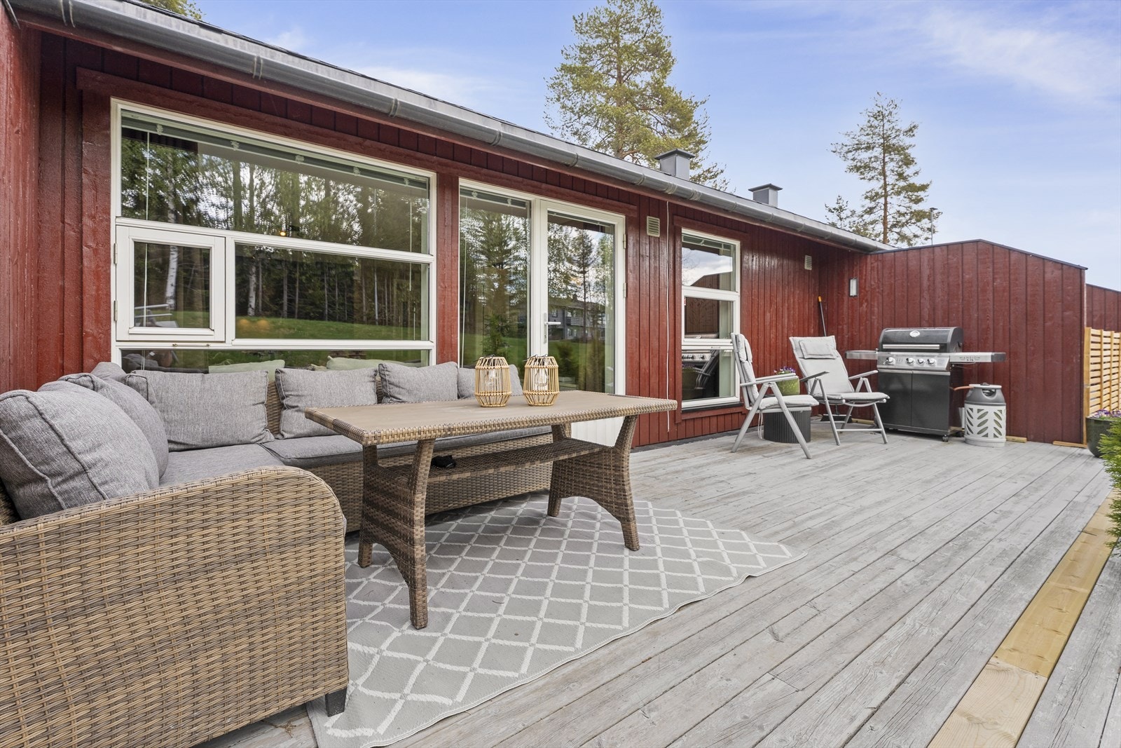 Romslig platting orientert mot vest. Galleribilde
