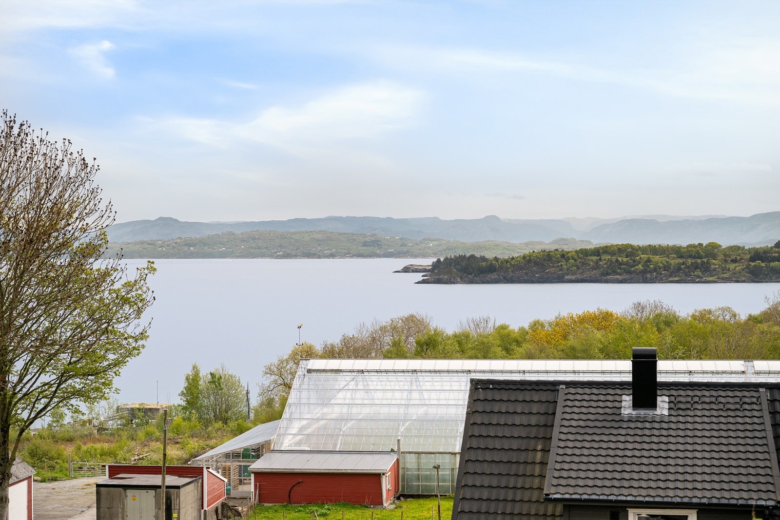 Utsikt mot sjøen og omkringliggende landskap. Galleribilde