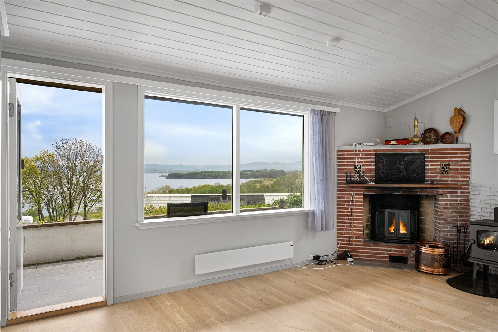 Stuen har en peis i tegelstein og direkte utgang til balkongen. Galleribilde