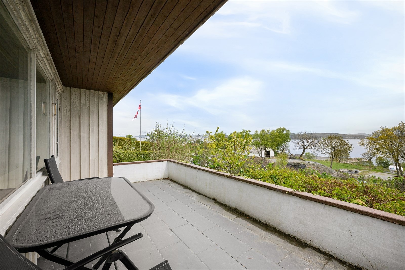 Balkongen på ca. 13 m² har flislagt gulv og plass til utemøbler. Galleribilde