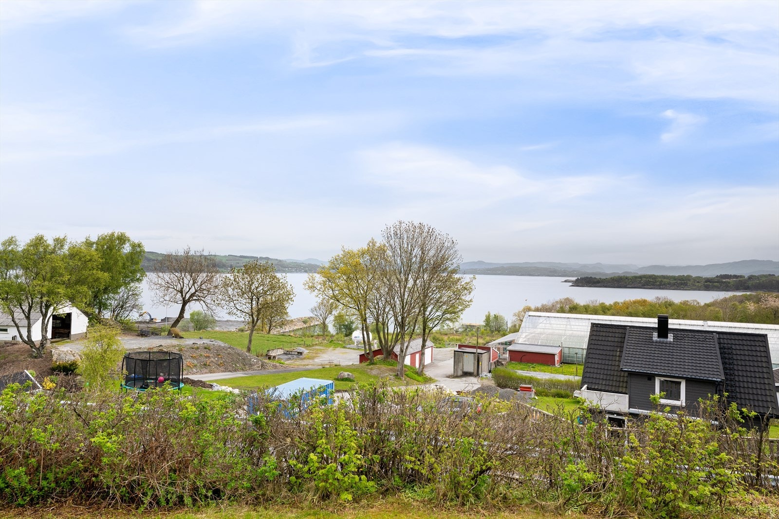 Utsikt over nærområdet og sjøen. Galleribilde