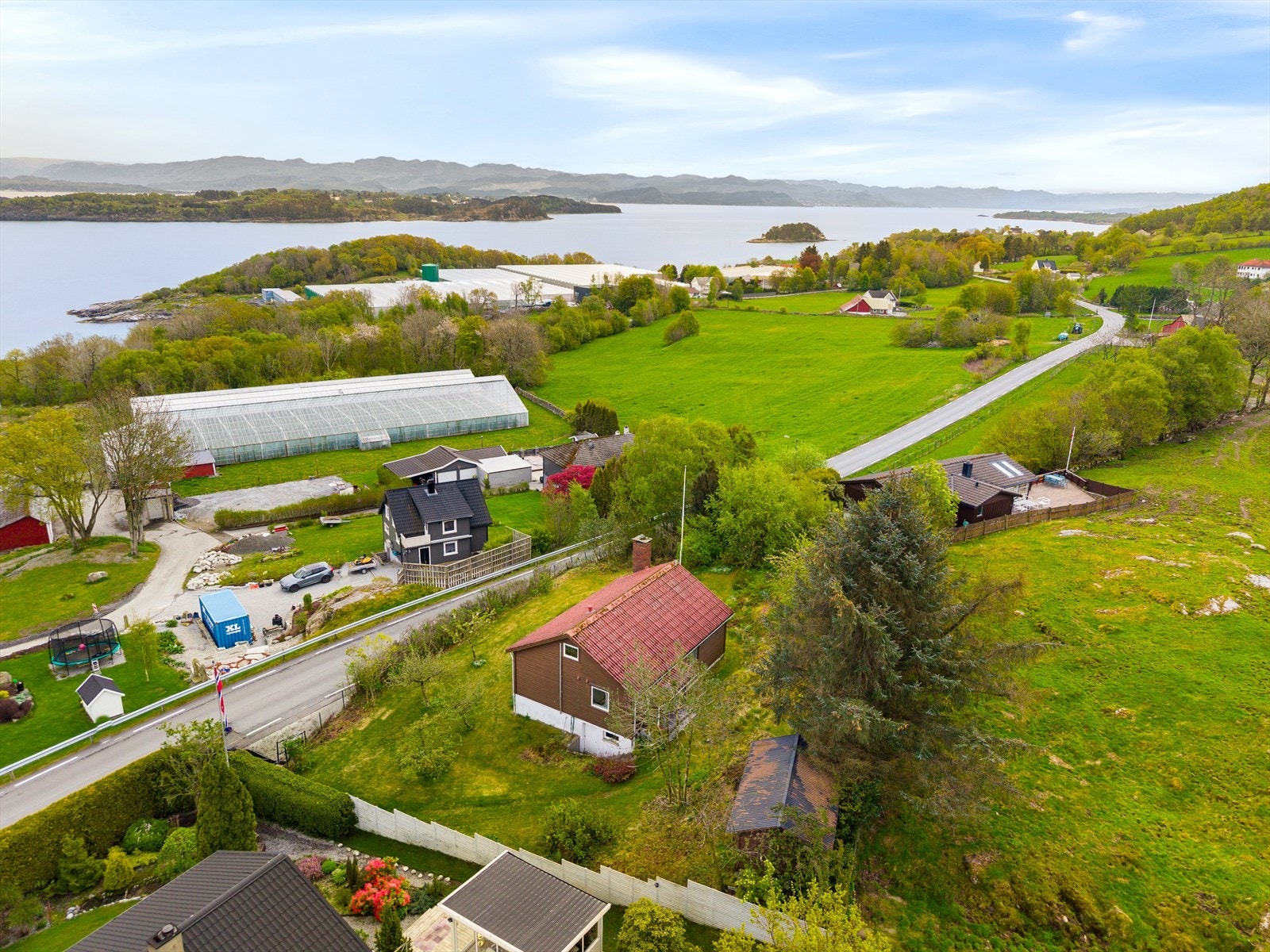 Oversikt over eiendommen og dens plassering i landskapet, med kort vei til sjøen. Galleribilde