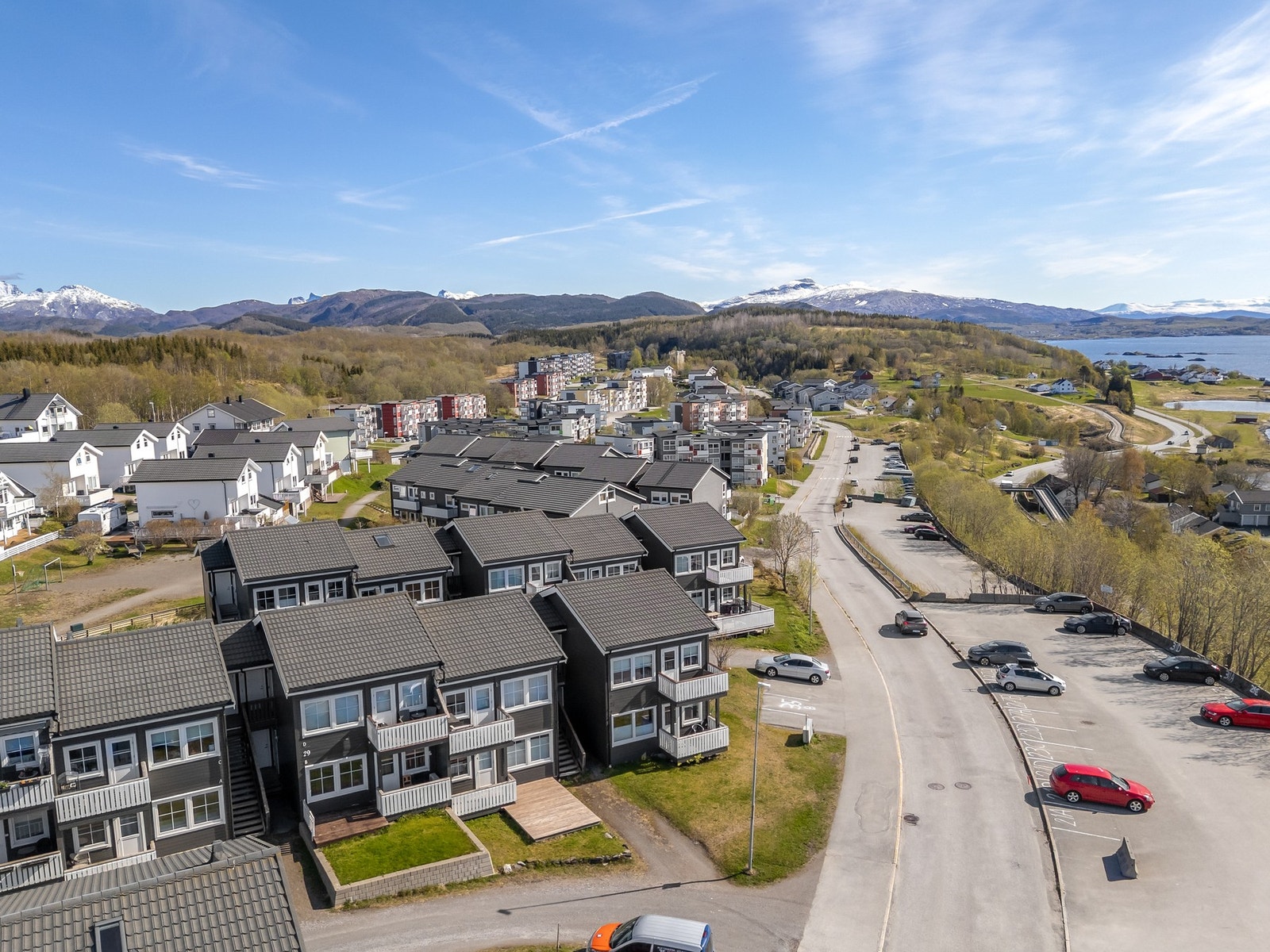 Nærhet til butikk og bussholdeplass. Galleribilde