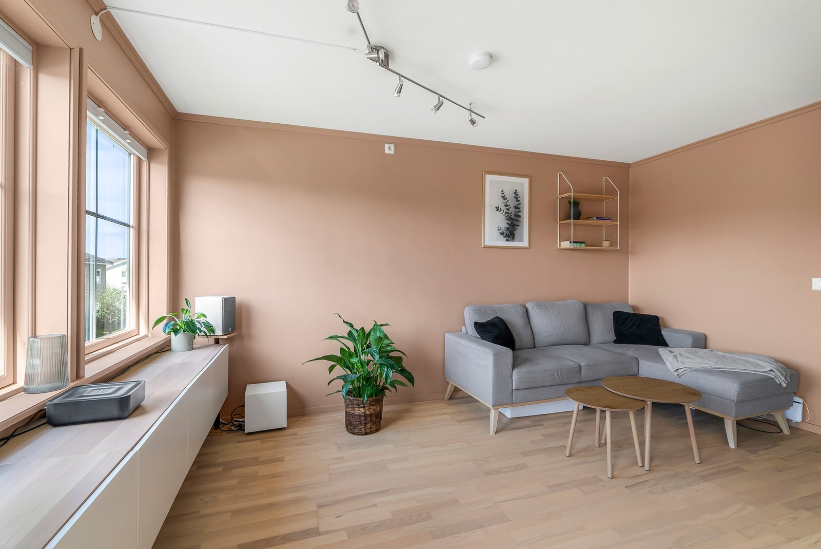 Vinduene gir godt med dagslys inn i leiligheten. Galleribilde