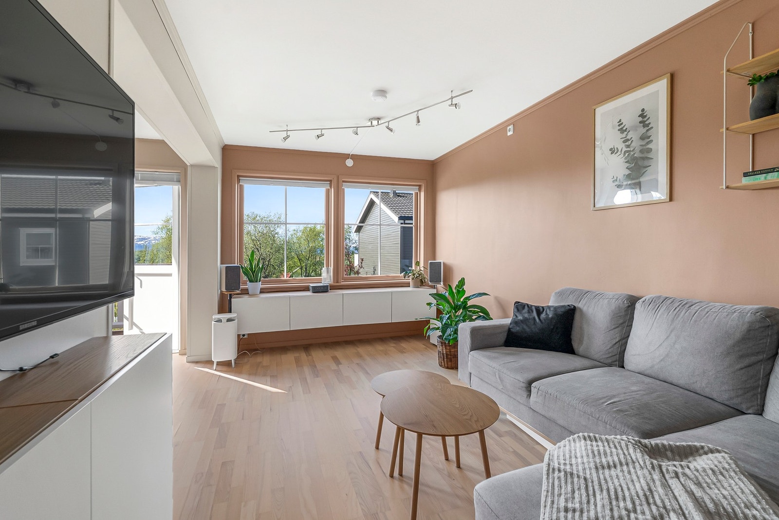 Leiligheten er gjennomgående malt i tidsriktige fargevalg. Galleribilde