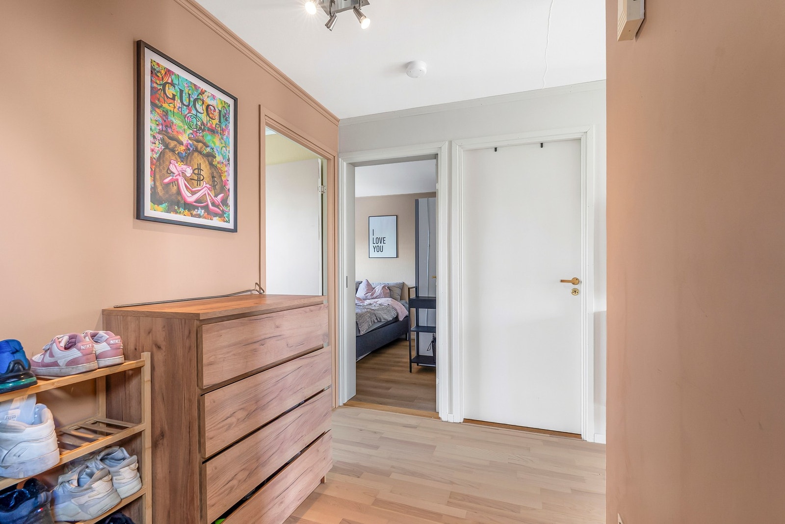 Oppgang til loft fra entréen. Galleribilde