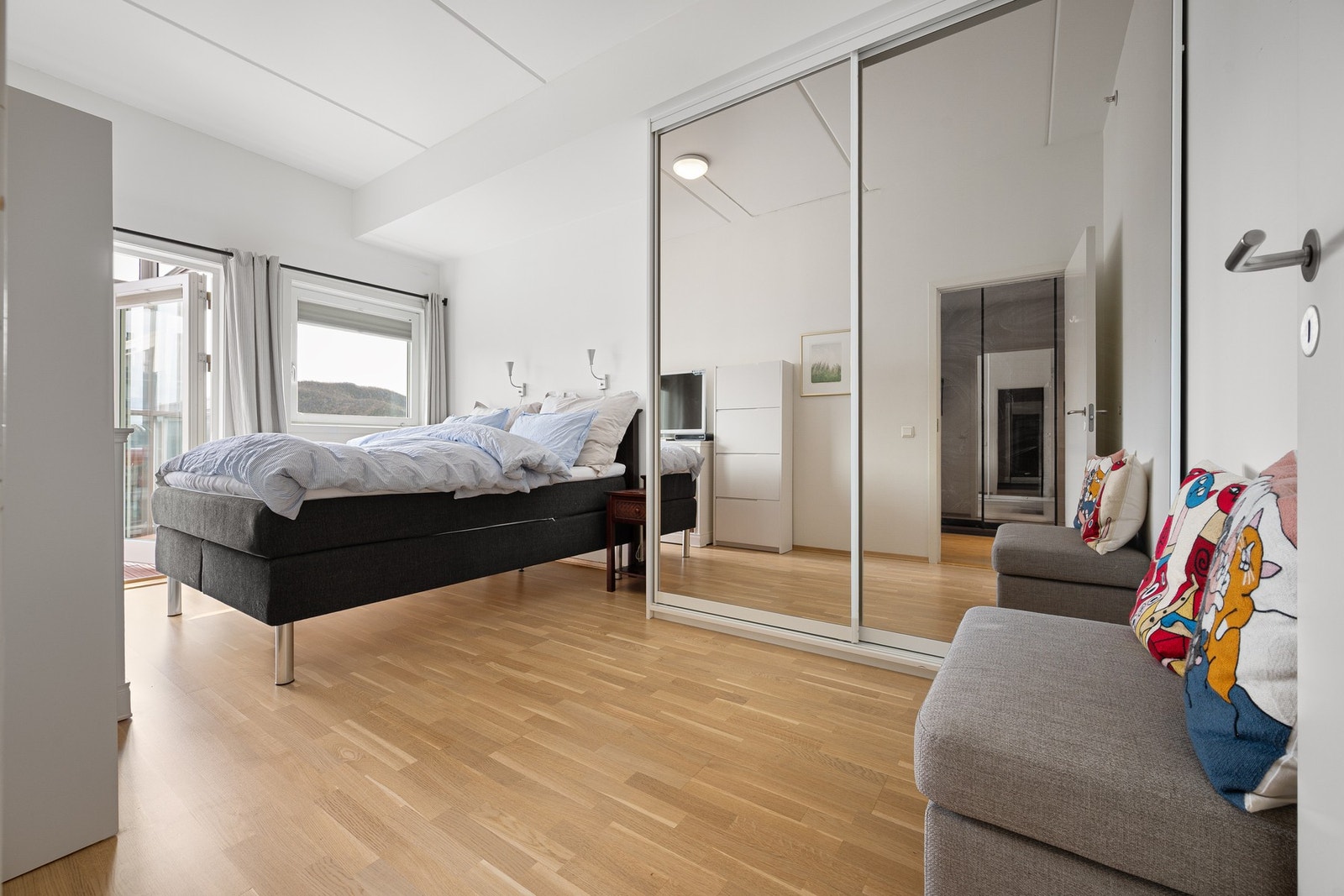Hovedsoverom med gode kvaliteter - god plass, innebygd skyvedørsgarderobe, og egen balkong! Galleribilde