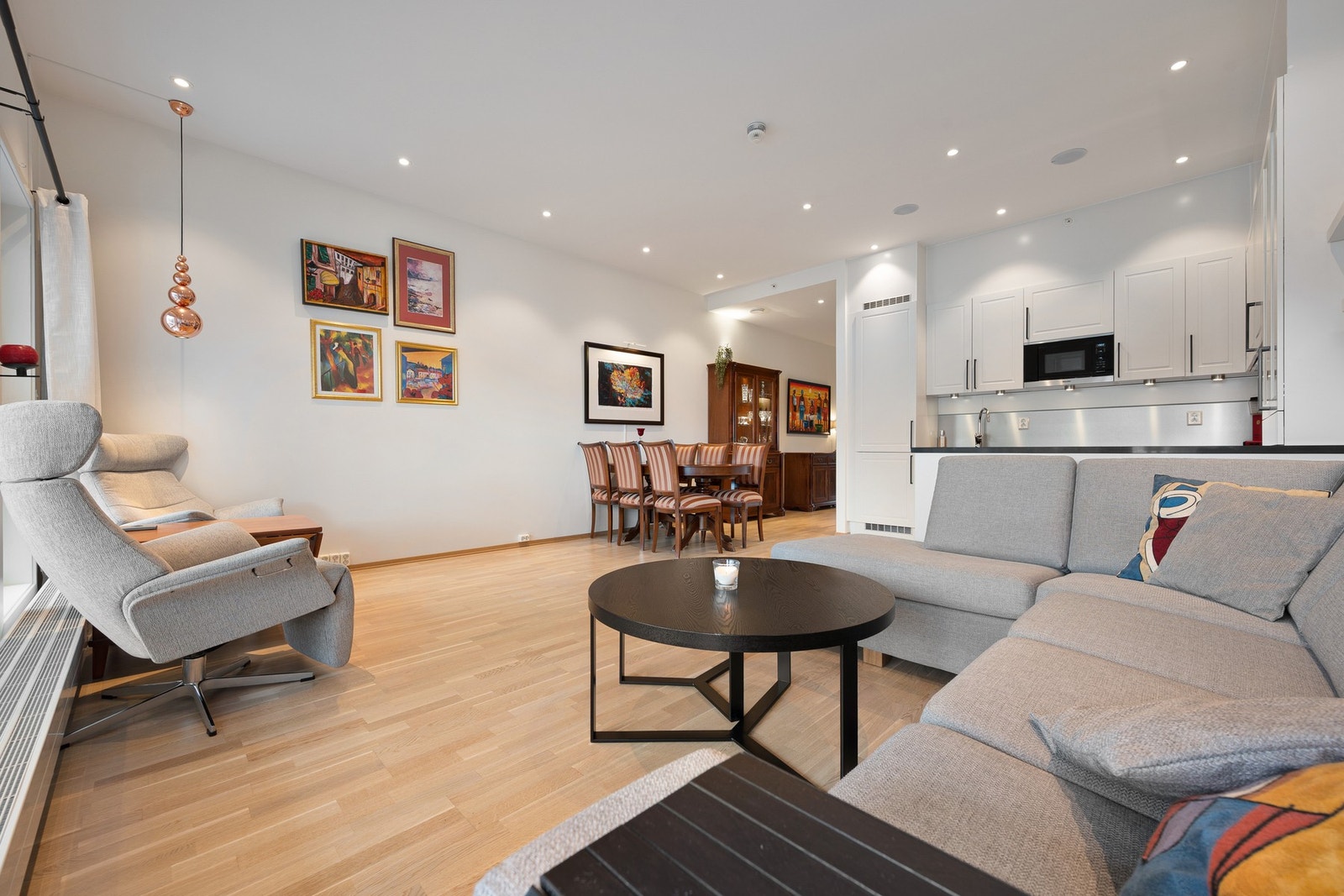 Åpen og luftig leilighet med gode lysforhold og fin belysning med downlights Galleribilde