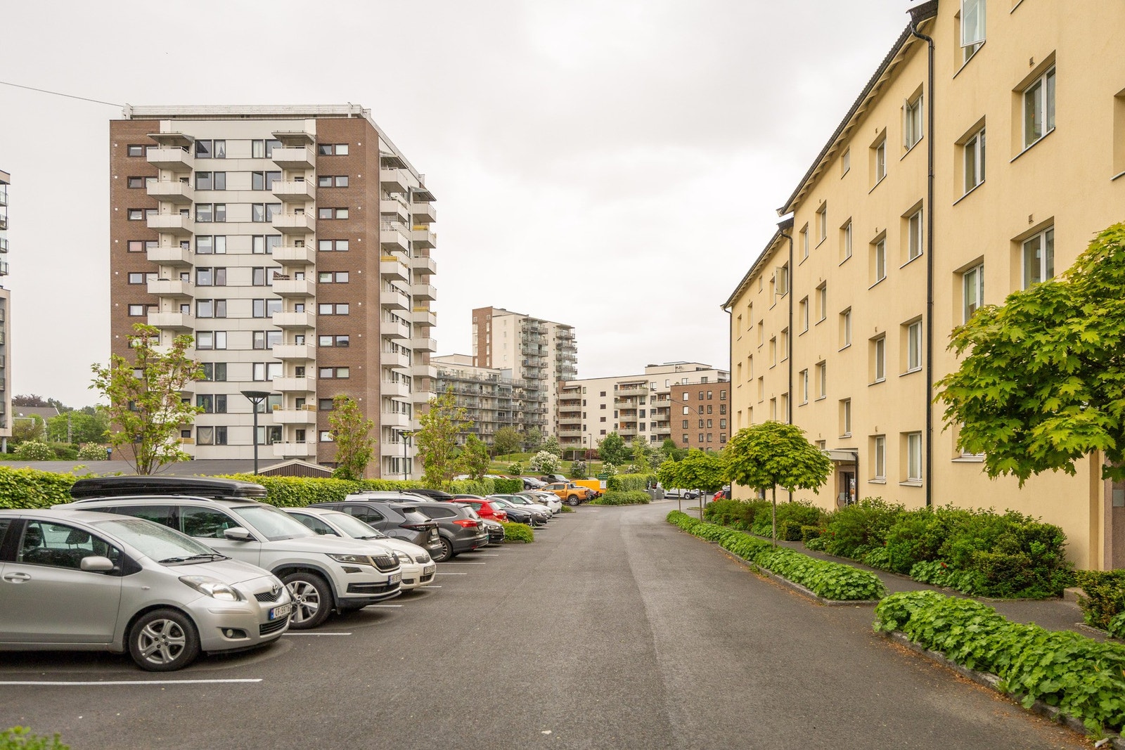 Det er mulighet for å leie parkeringsplass og/eller garasjeplass i borettslaget etter venteliste. Galleribilde