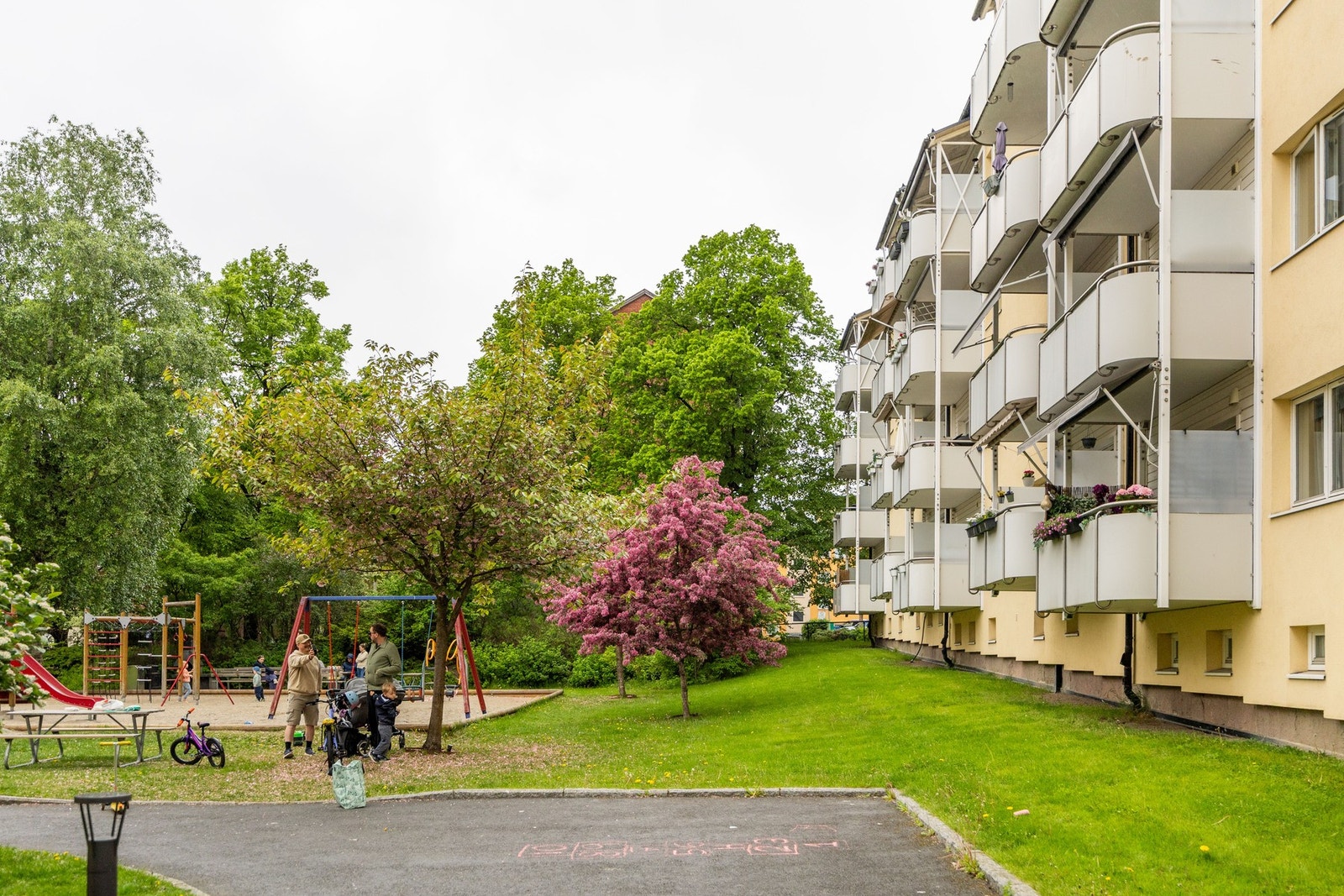 Borettslaget er veldrevet og hyggelig med flotte felles uteområder, og et aktivt styre som kontinuerlig arrangerer hyggelige aktiviteter for beboerne. Galleribilde