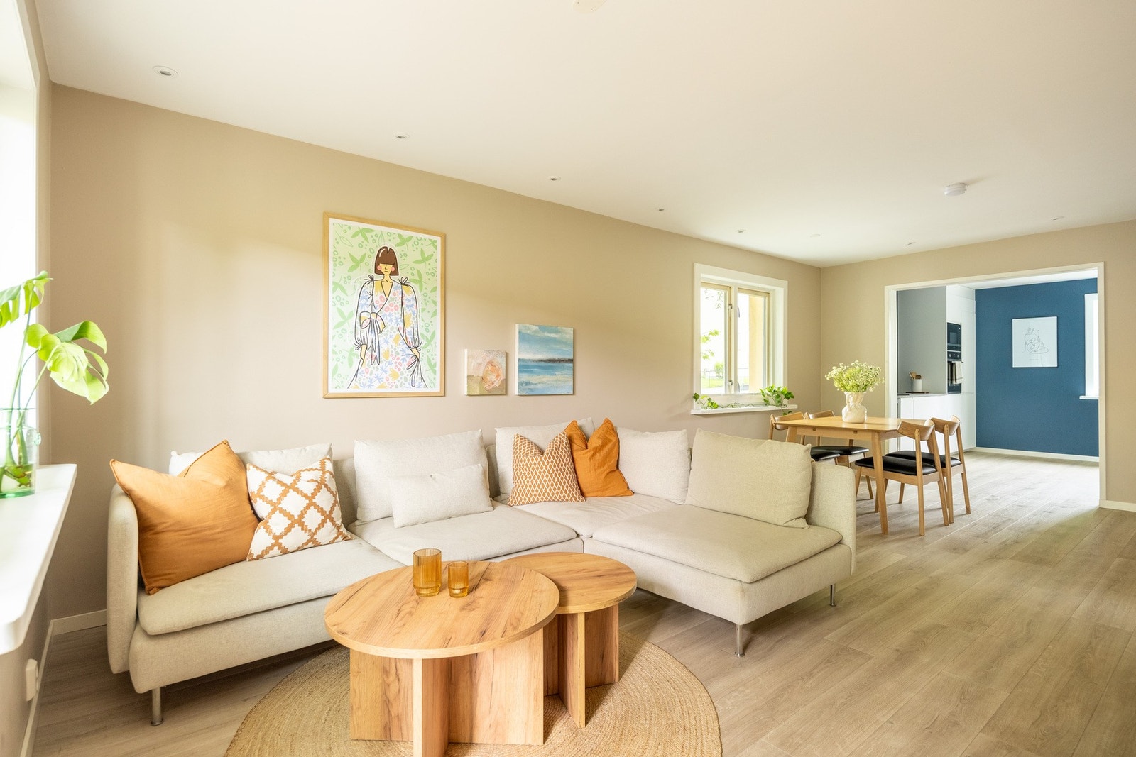Det er lekre farge- og materialvalg i leiligheten, samt slitesterk laminat på gulv. Galleribilde