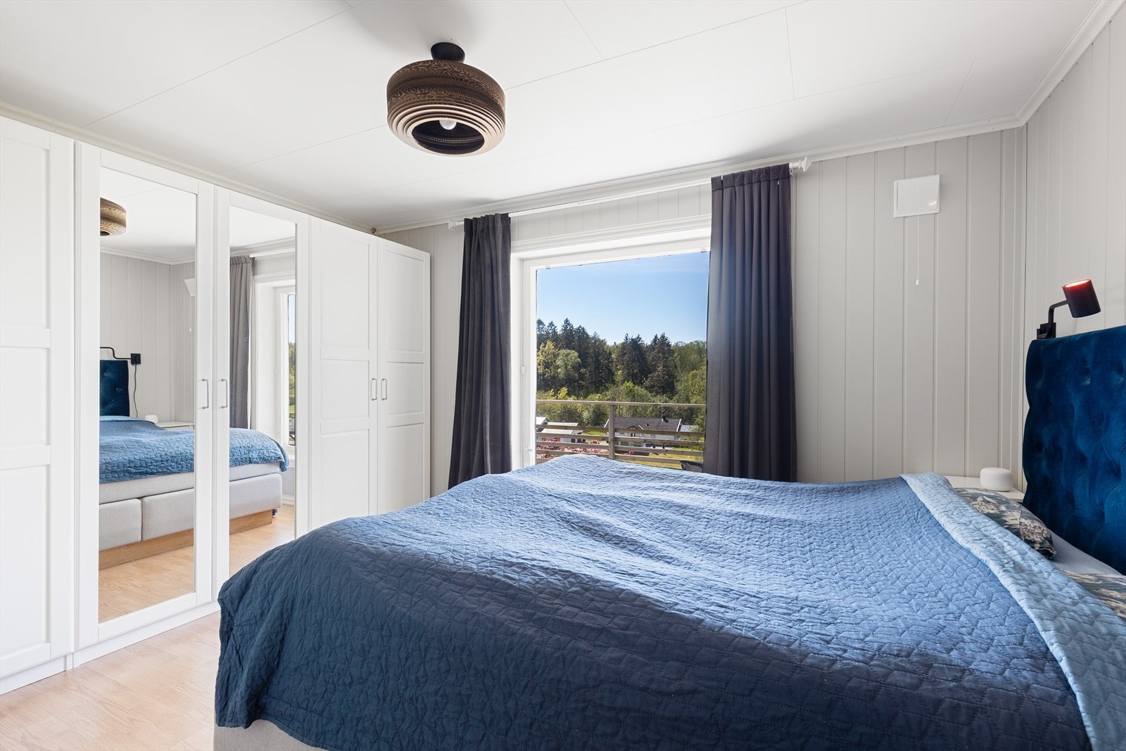 Her er det god plass til dobbeltseng og nattbord, samt er det montert en stor IKEA garderobe langs den ene veggen. Galleribilde