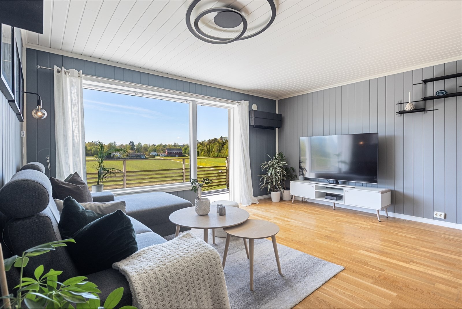 Store vindusflater slipper inn rikelig med naturlig lys og fremhever den vakre utsikten. Effektiv oppvarming med nyere varmepumpe installert i 2021. Galleribilde