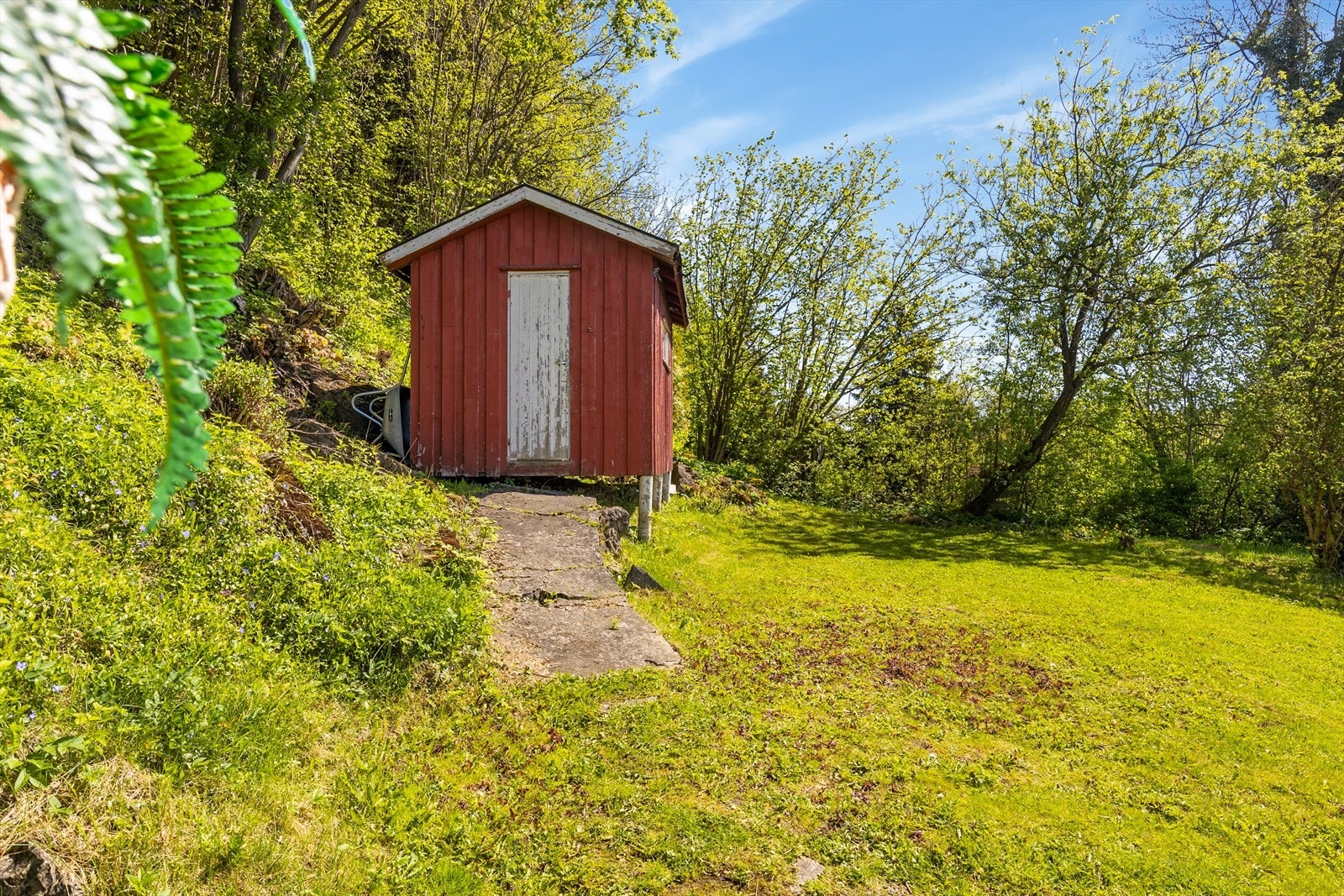 Samtidig er det kun en kort kjøretur til Heistad, med dagligvareforretninger, barnehager, skoler og idrettsanlegg m.m. Galleribilde