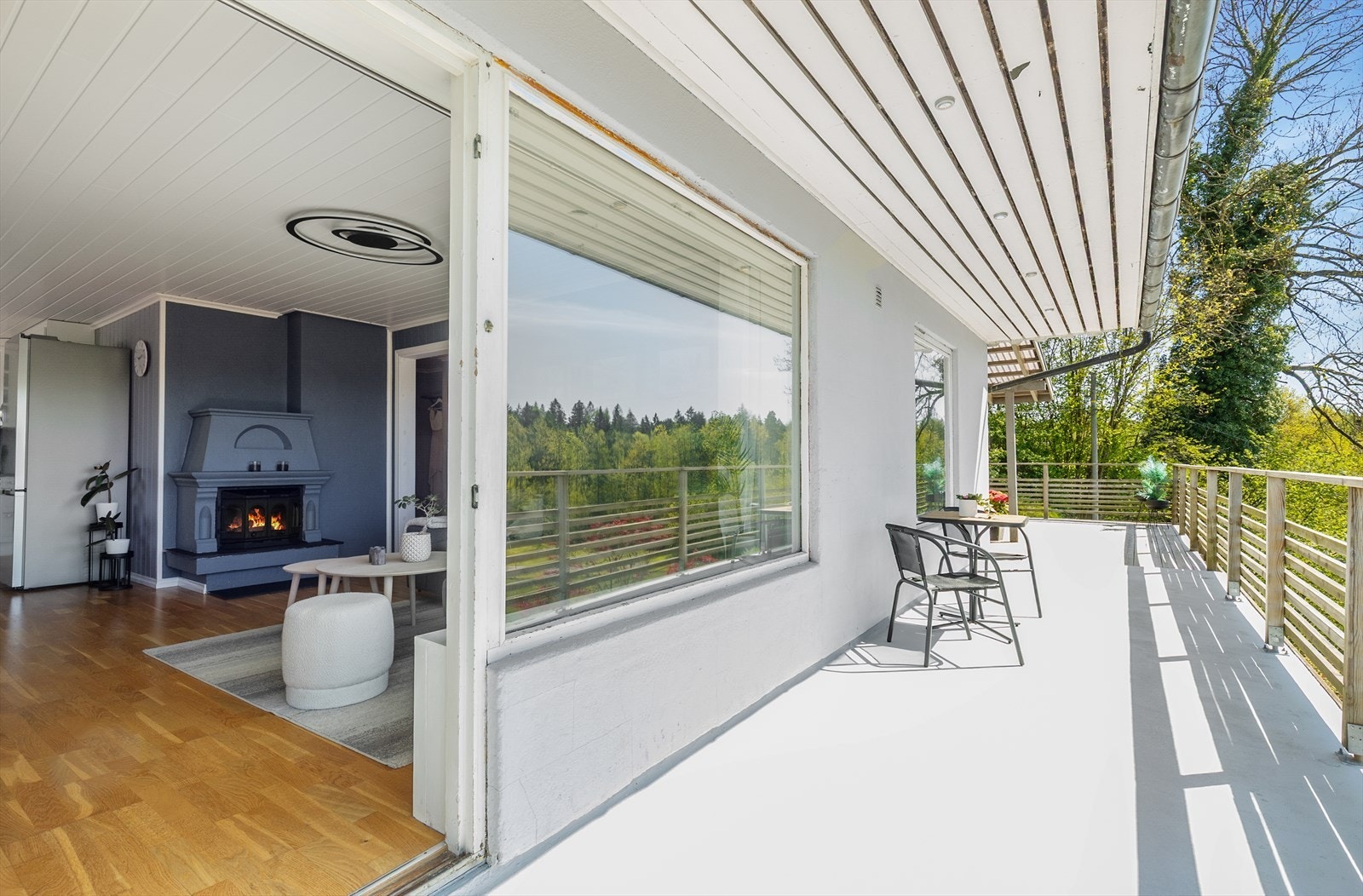 Fra stuen er det direkte utgang til den store terrassen. Her er det god plass til utemøbler og grill. Murgulv/betong er malt i 2026. Galleribilde