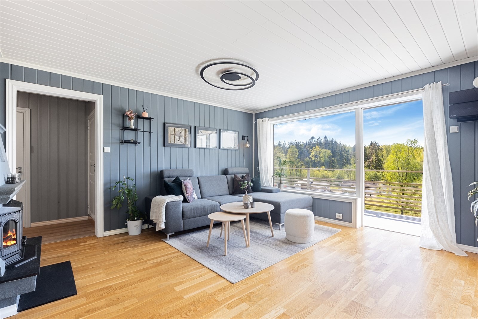 Hovedetasjen har en god og funksjonell planløsning med åpen og sosial stue/-kjøkkenløsning som skaper en luftig og innbydende atmosfære. Galleribilde