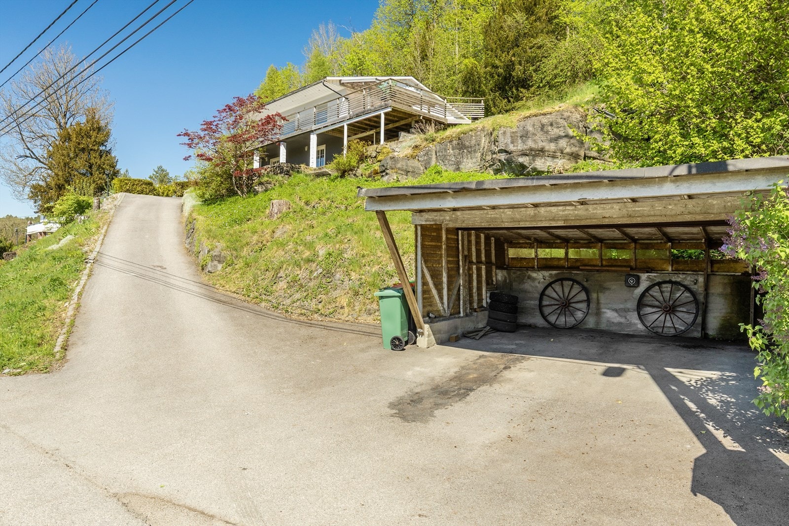 Det er både i tilliggende og frittstående carport installert elbil-lader fra Futurehome i 2024. Galleribilde