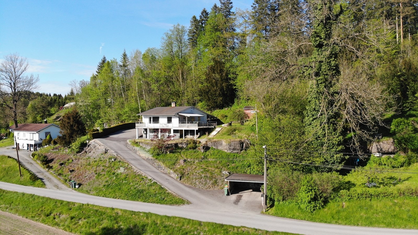Eiendommen byr på en sjelden kombinasjon av naturskjønne omgivelser, privat beliggenhet og særdeles flotte solforhold! Galleribilde