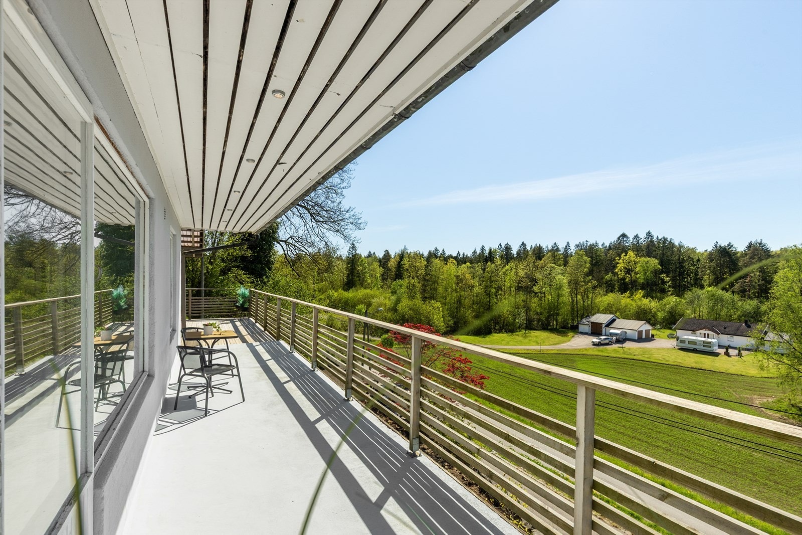 Svært gode solforhold og nydelig utsikt - her kan sene sommerkvelder nytes i rolige omgivelser! Galleribilde