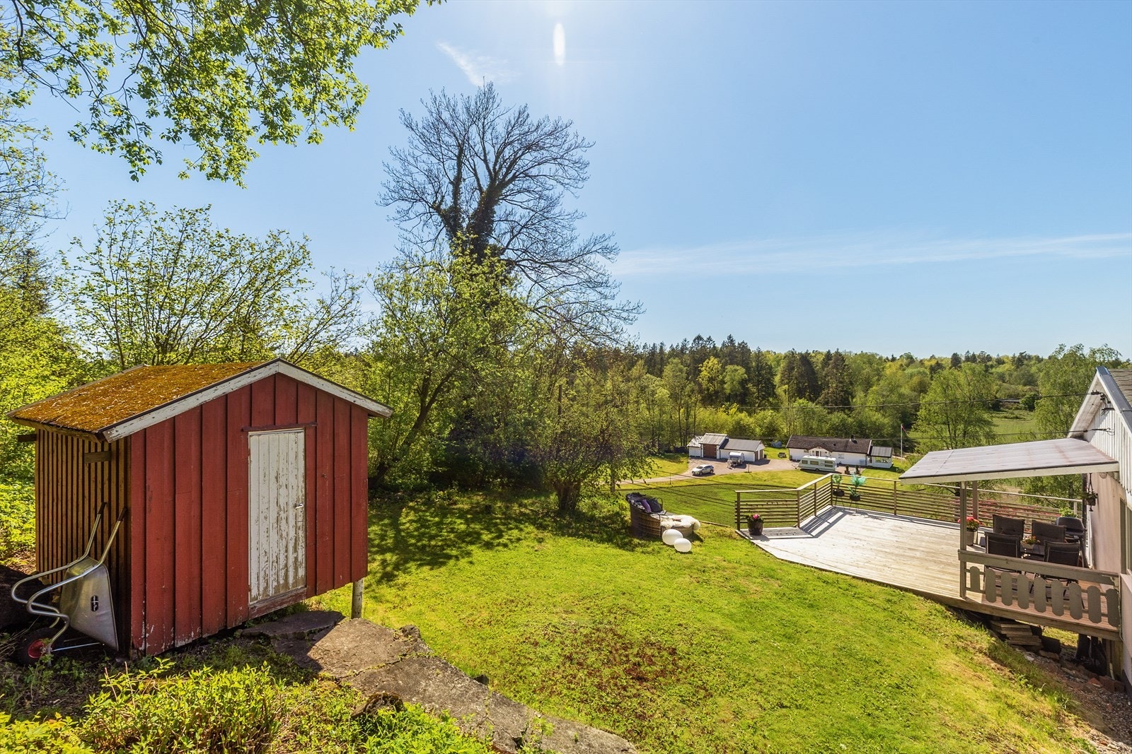 Frittstående uthus/bod av ukjent alder, med plass til oppbevaring av hageredskaper. Galleribilde