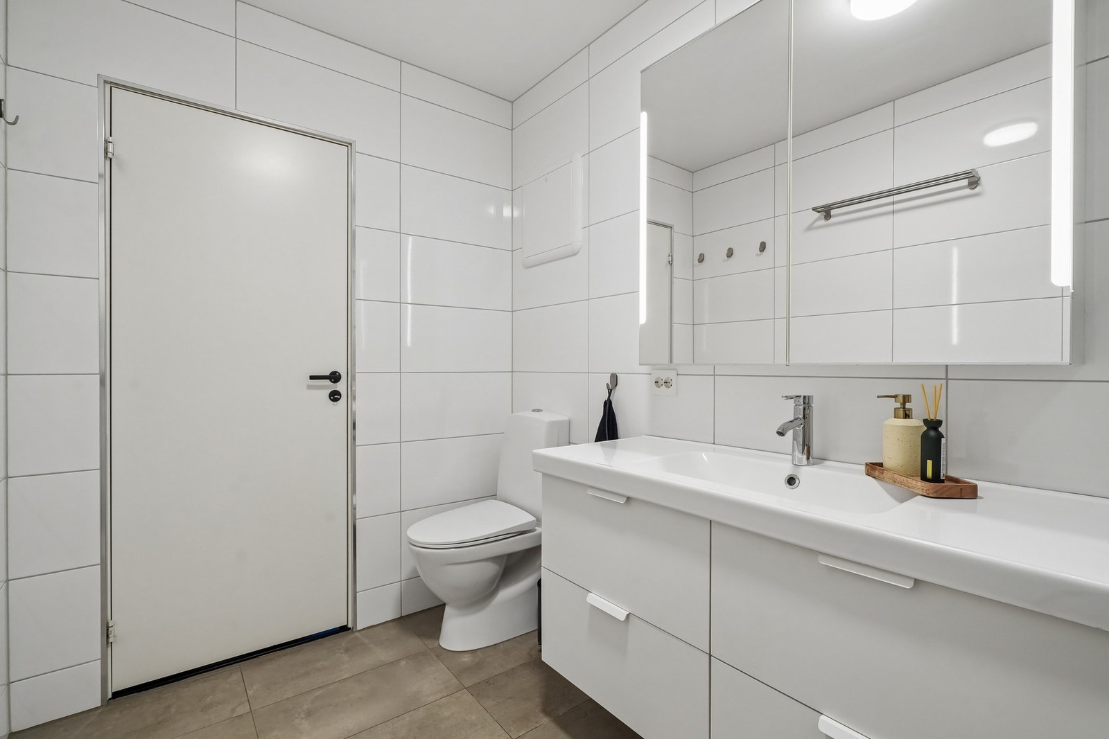 Badet er oppusset i 2017 og er helfliset med elektriske varmekabler i gulvet. Galleribilde