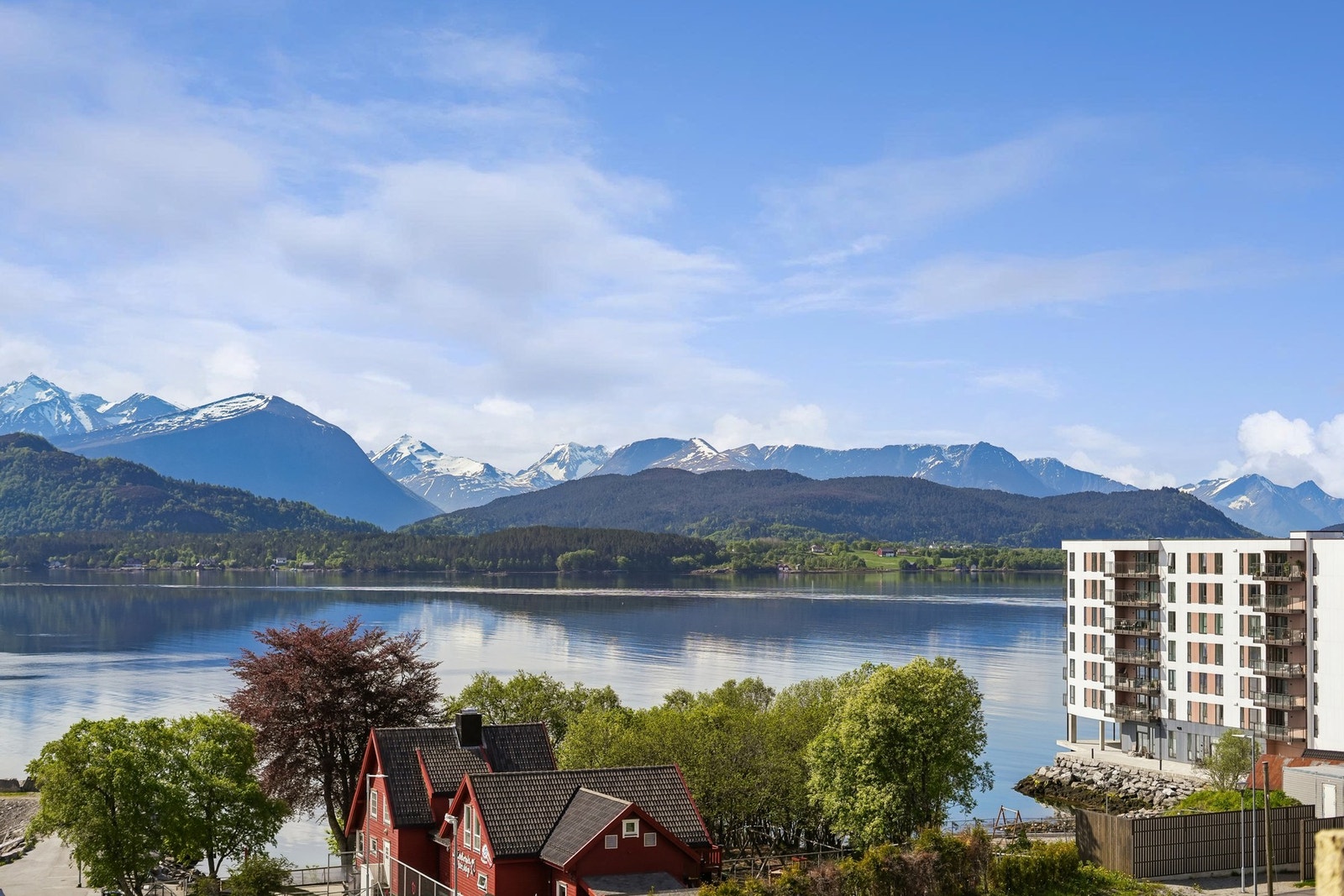 Nyt den fantastiske utsikten med fagre fjell og vakre Borgundfjorden fra balkongen... Galleribilde