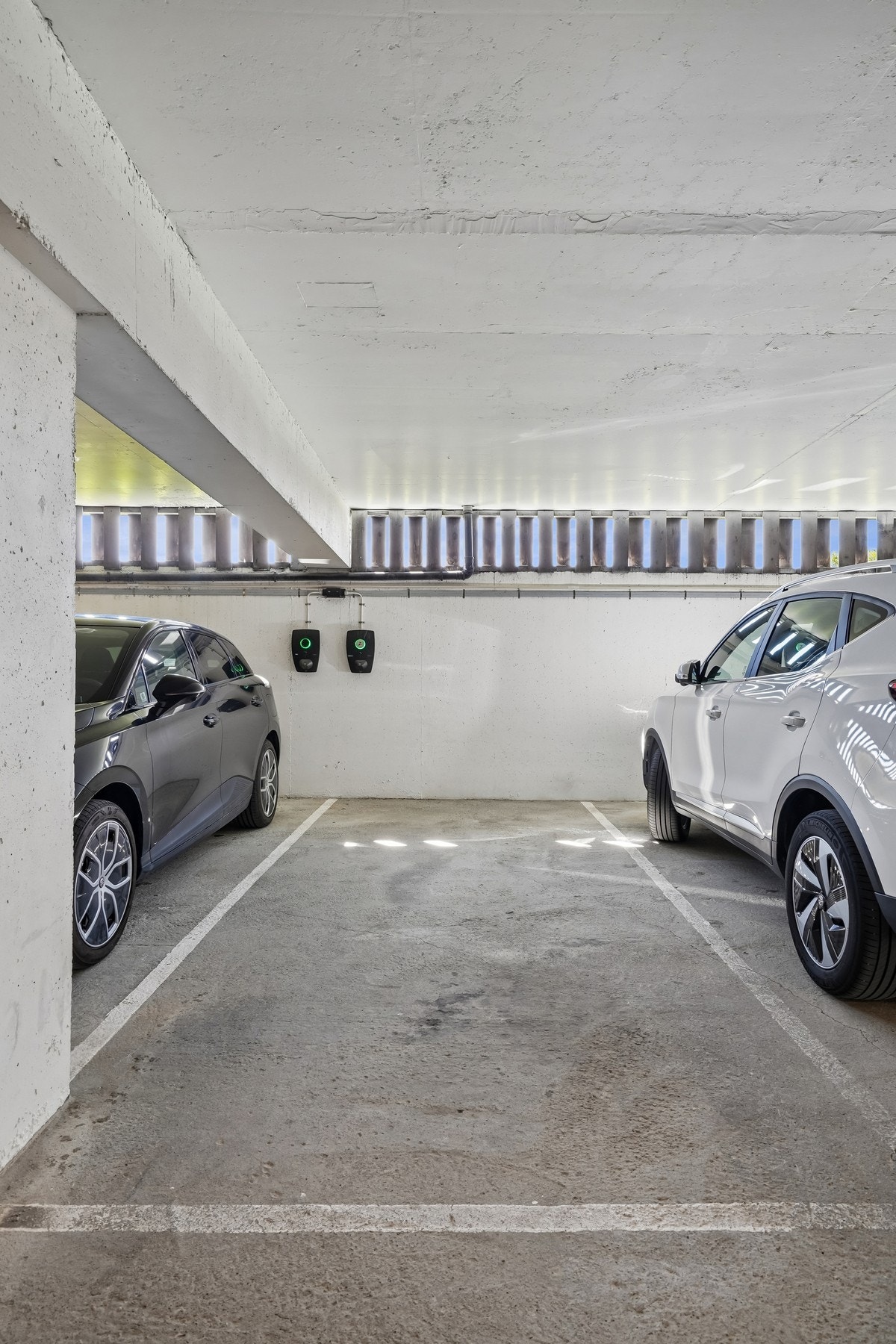 Leiligheten disponerer fast parkeringsplass med lademulighet i garasjeanlegget. I tillegg praktiserer borettslaget at man kan ha to biler parkert innendørs per leilighet. Galleribilde