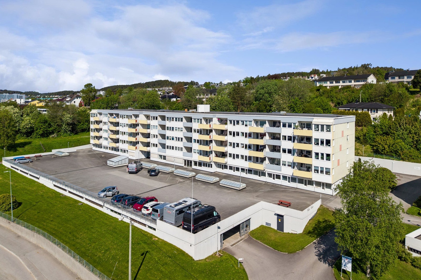 Det er også en stor parkeringsplass på taket av garasjeanlegget som kan benyttes av gjester eller til eventuell bil nummer tre. Galleribilde