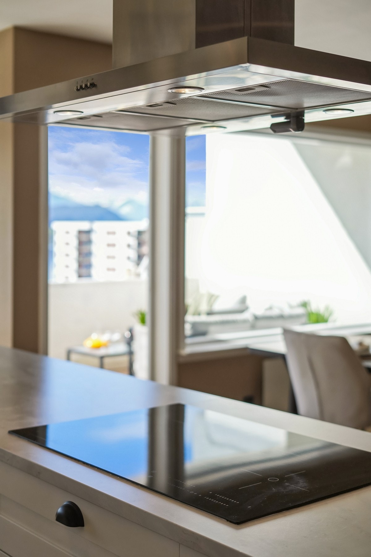 Induksjonsplatetopp og kjøkkenventilator med avtrekk ut. Galleribilde
