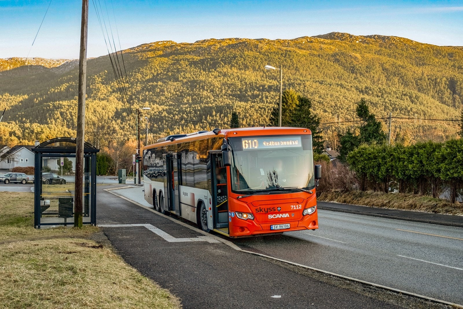 Området har gode kollektivtilbud med bussholdeplassen Søfteland innen 0,6 km, hvor linjene 610, 740 og 741 stopper. Bergen Flesland flyplass er 22 minutter unna med bil, og jernbanestasjonen i Bergen nås på 27 minutter. Galleribilde