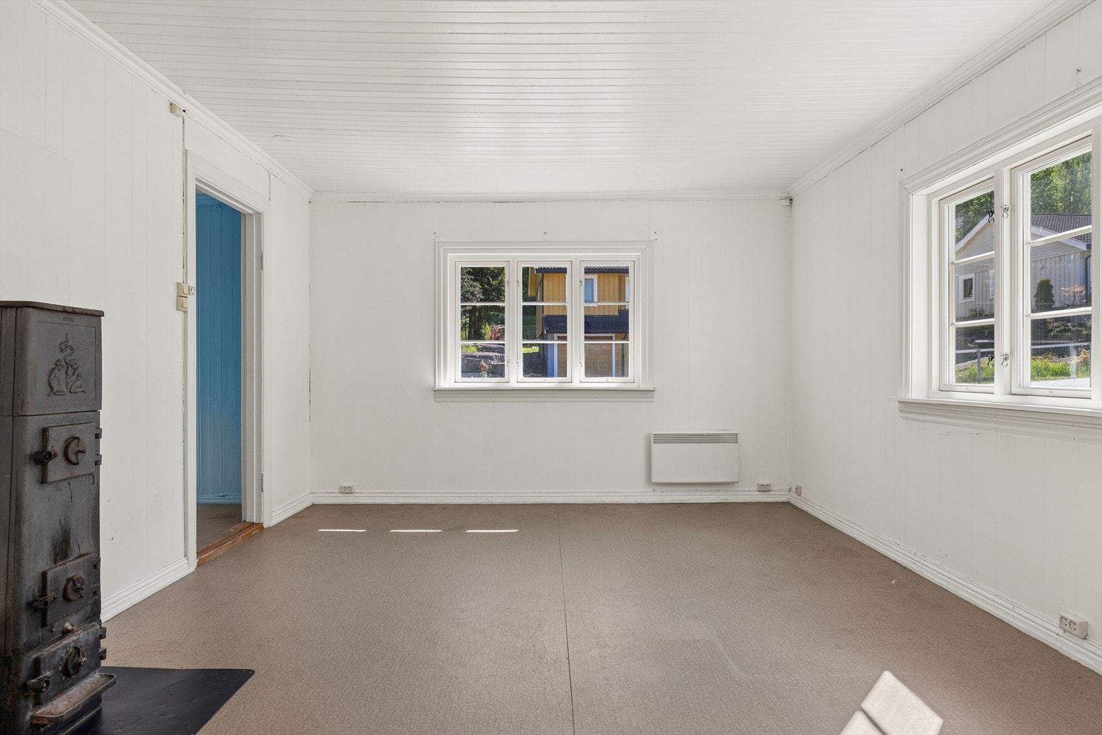 Stuen har installert en eldre vedovn. Galleribilde