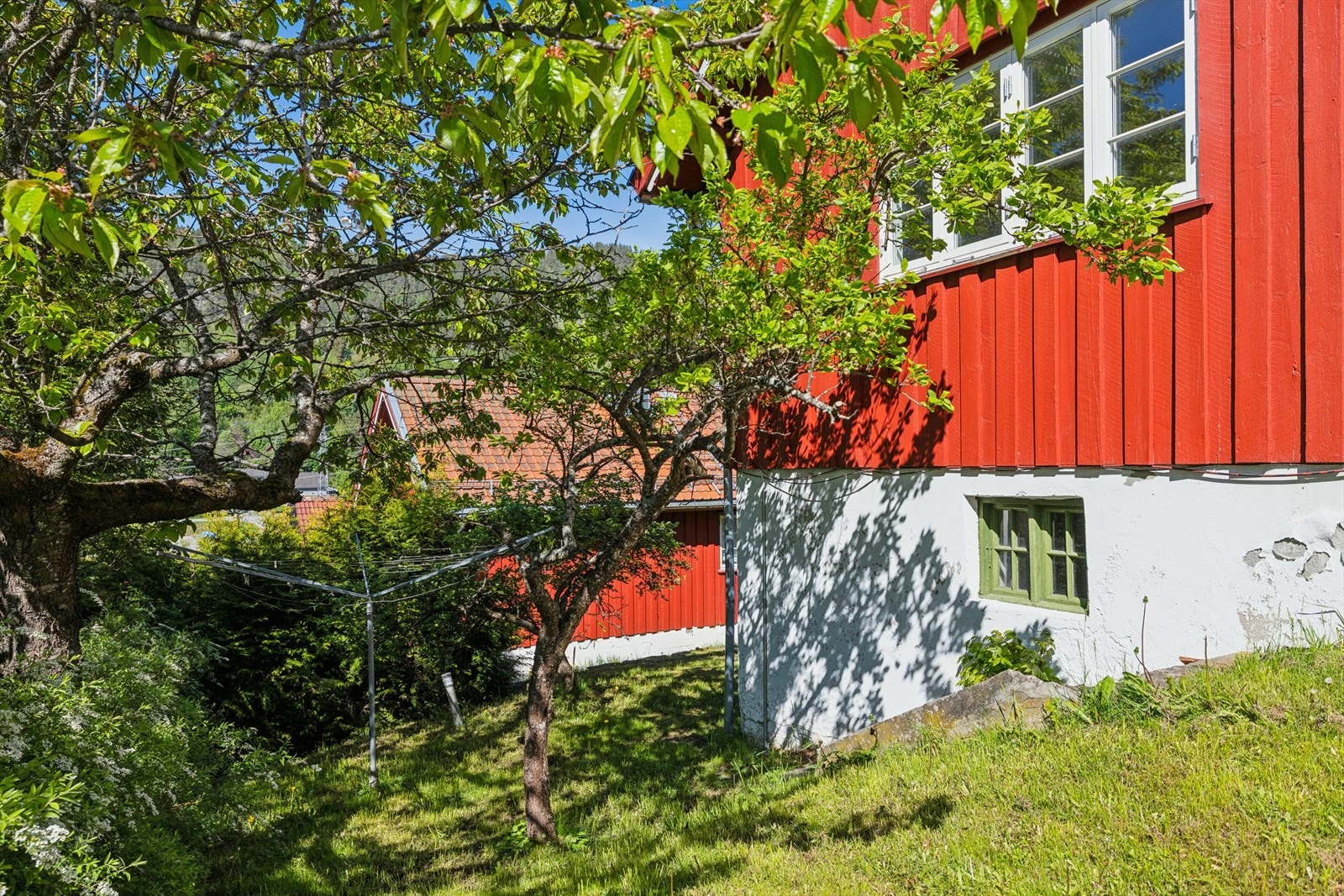 Boligen har en fin beliggenhet i øvre del av sjarmerende Kanalbyen ved Lienveien, med ca. 2 km til sentrum og byens fasiliteter. Galleribilde
