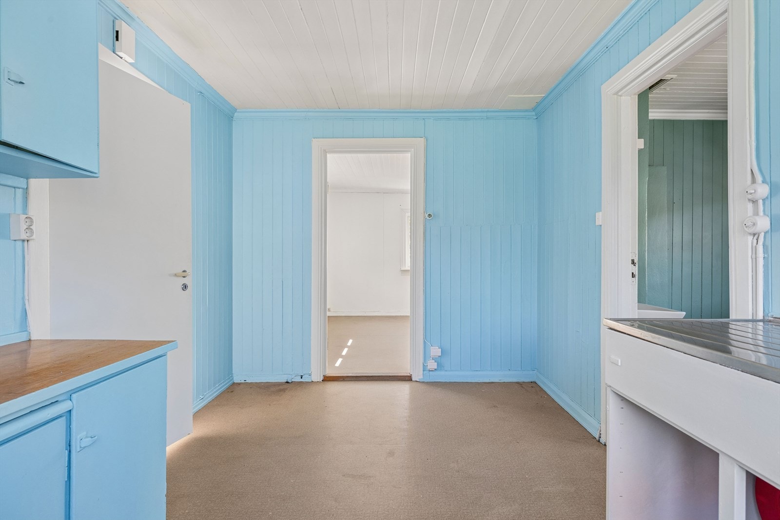 Kjøkkenet har belegg på gulvet og malt panel på vegger og i himling. Galleribilde