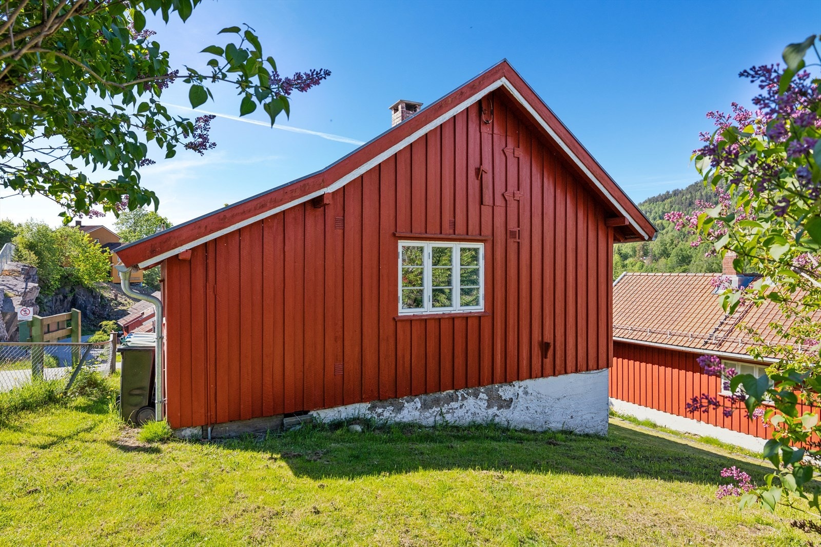 Boligen ligger i et rolig og etablert område i Kanalveien borettslag i Notodden kommune. Galleribilde