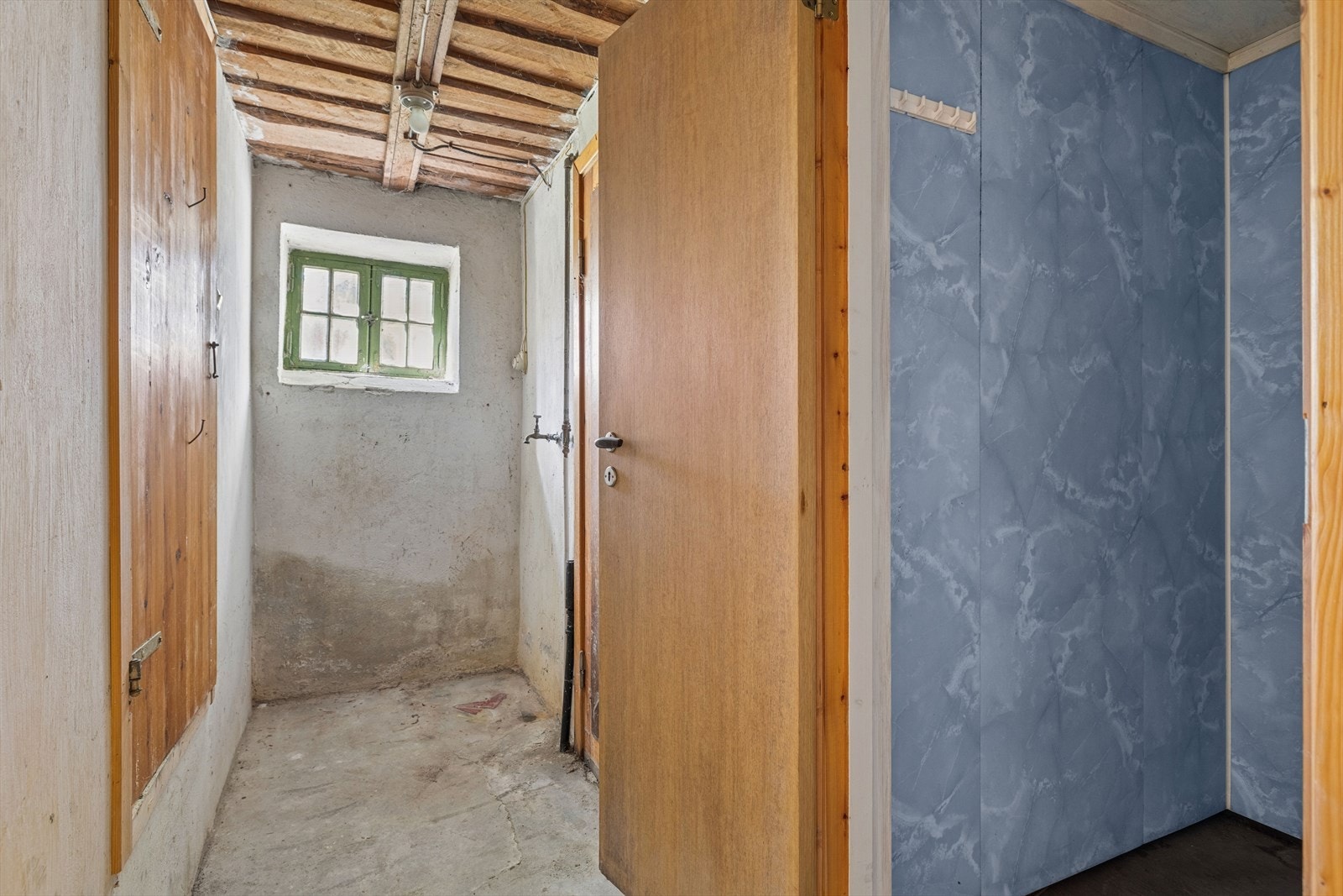 Kjelleren inneholder blant annet bad/dusjrom, toalettrom og boder. Galleribilde