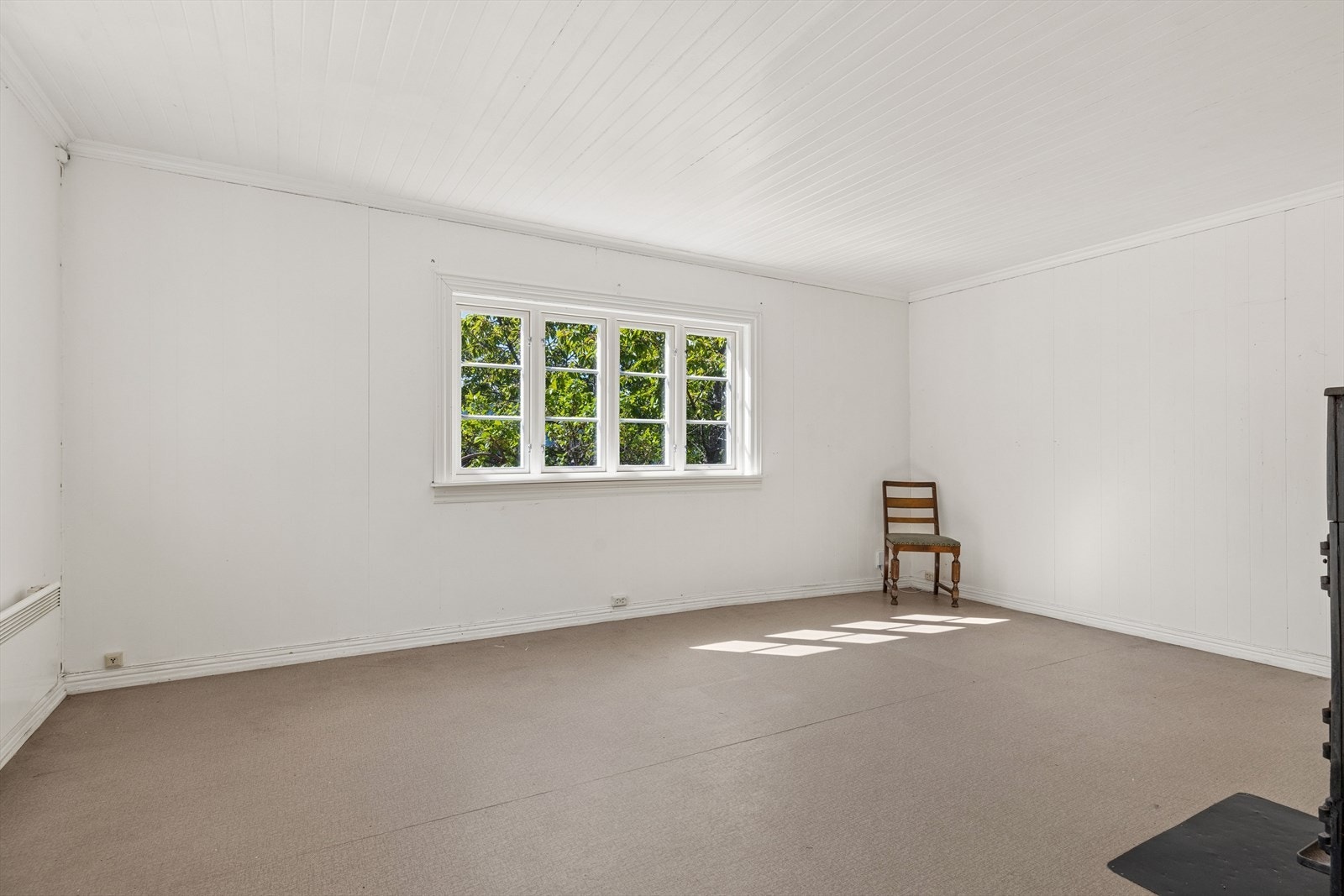 Stuen har god plass til både spisegruppe og sofagruppe. Galleribilde