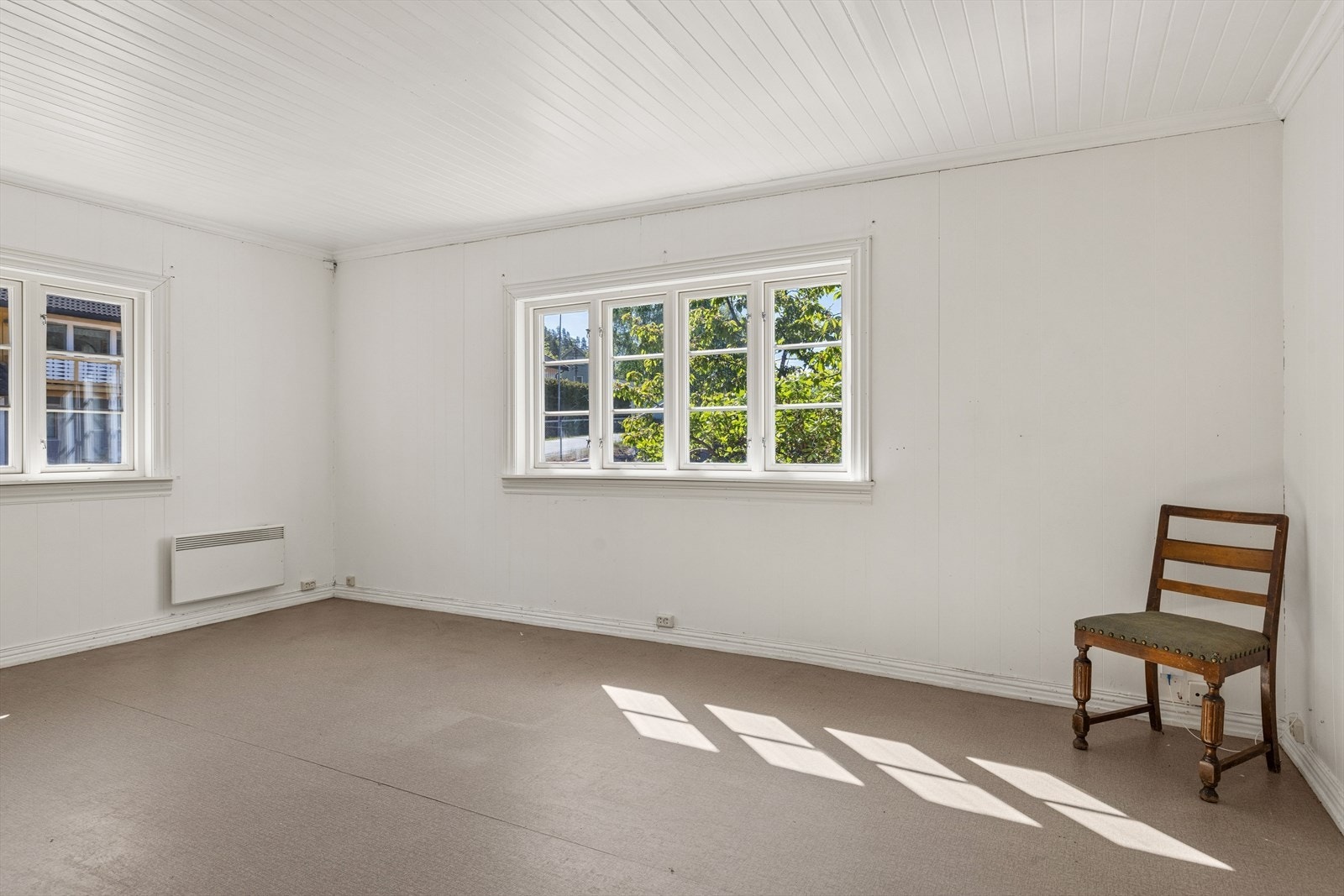 Lysmalt stue med rikelig lysinnslipp. Galleribilde