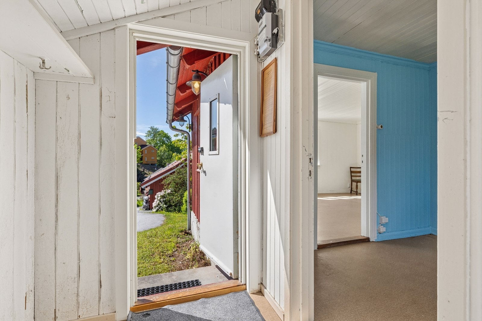 Vindfang/entré har belegg på gulvet og malt panel på vegger og i himling. Galleribilde