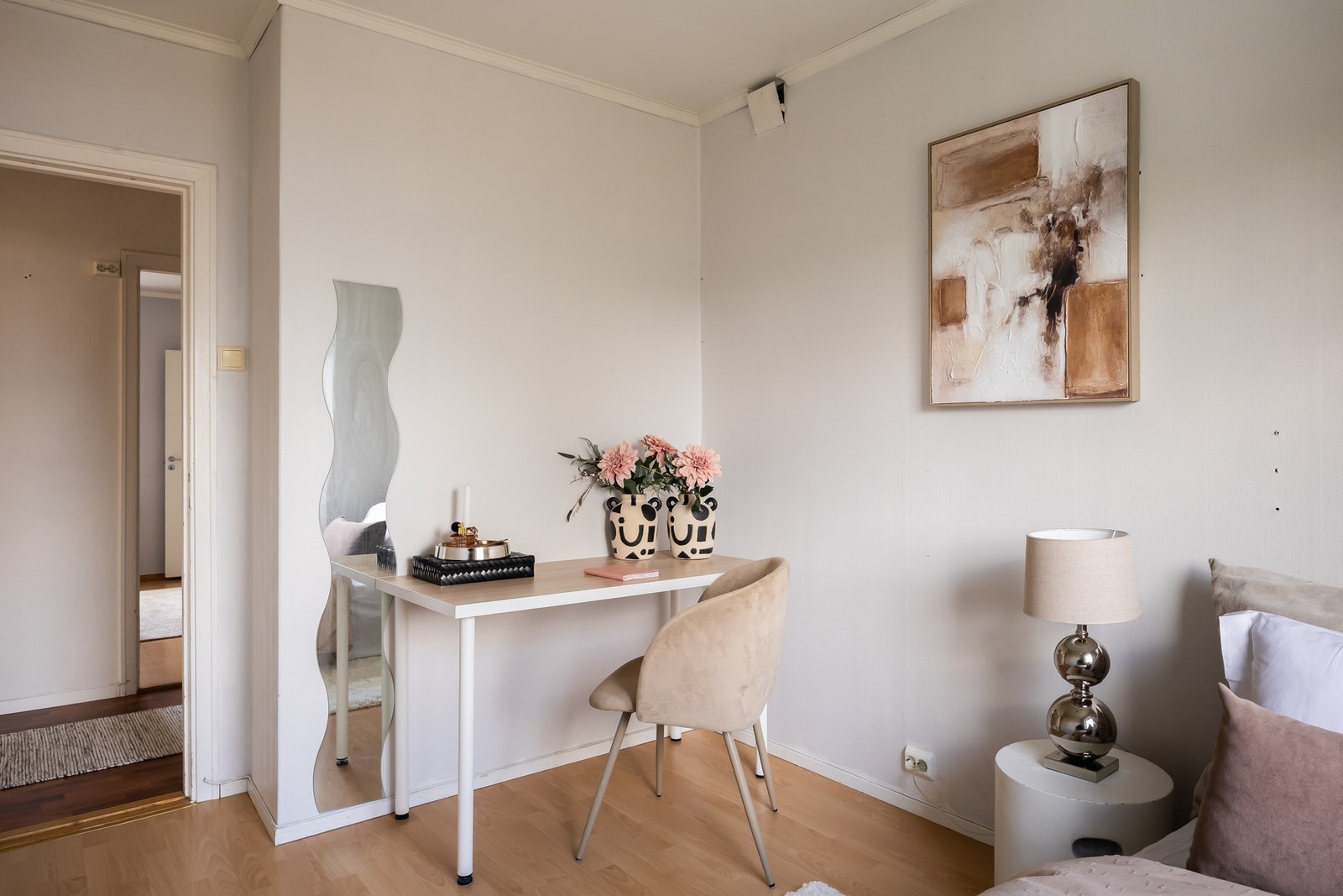God plass til kontorpult og garderobeskap. Galleribilde