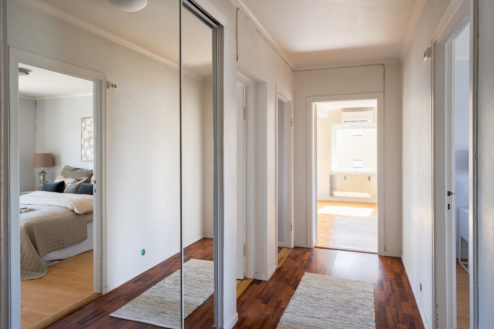 Plassbygd skyvedørsgarderobe i boligens entré - perfekt for ekstra oppbevaring. Galleribilde