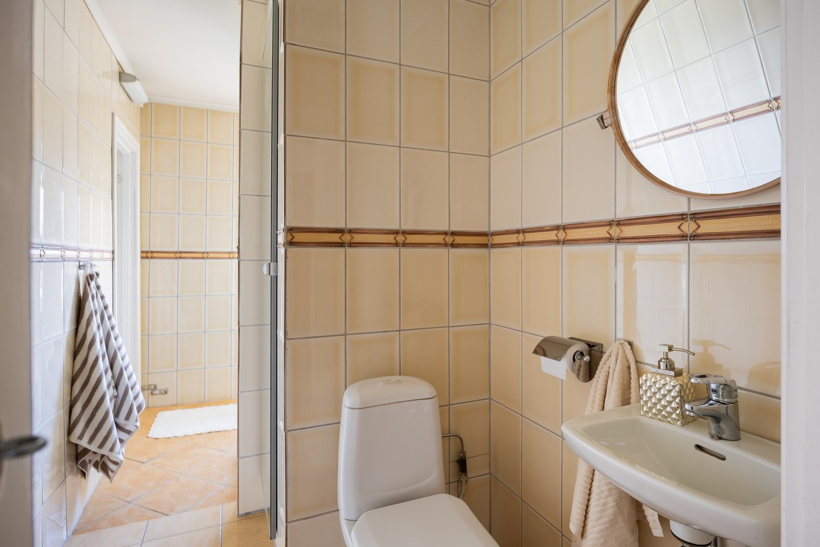 Badet er utstyrt med toalett, servant og dusjkabinett. Galleribilde