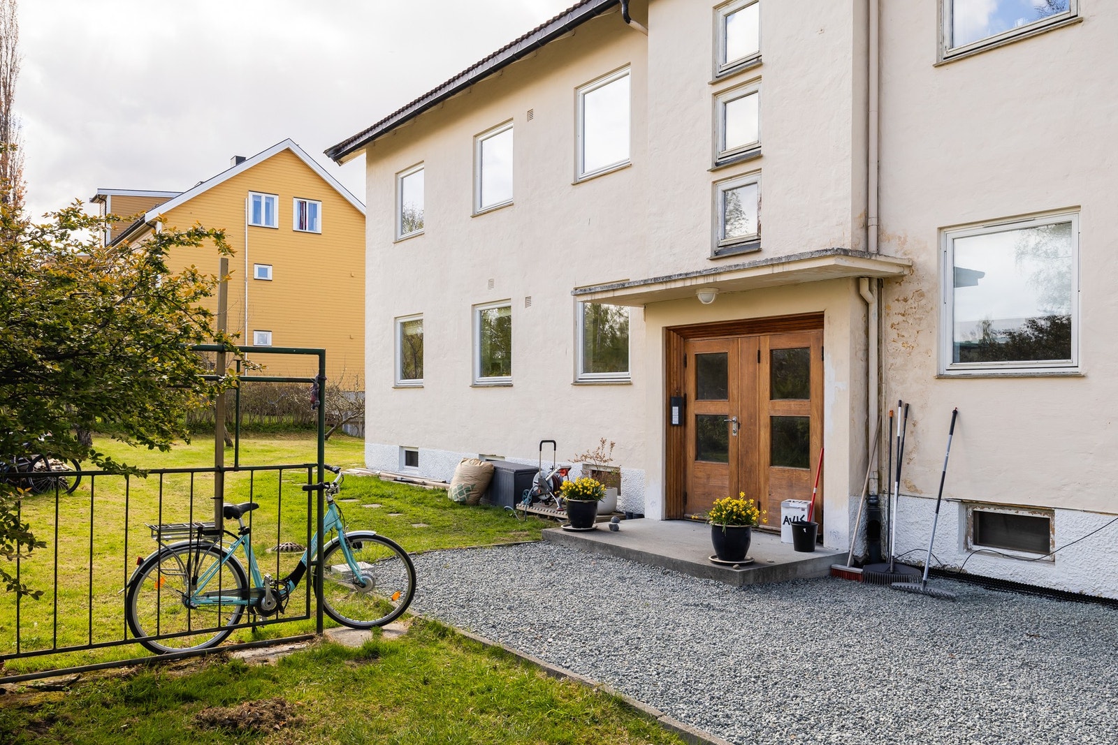 Her bor man tilbaketrukket fra bybildet i fredelige omgivelser, samtidig med gangavstand til bl.a. Bakklandet, Solsiden og til sentrum av Trondheim. Galleribilde