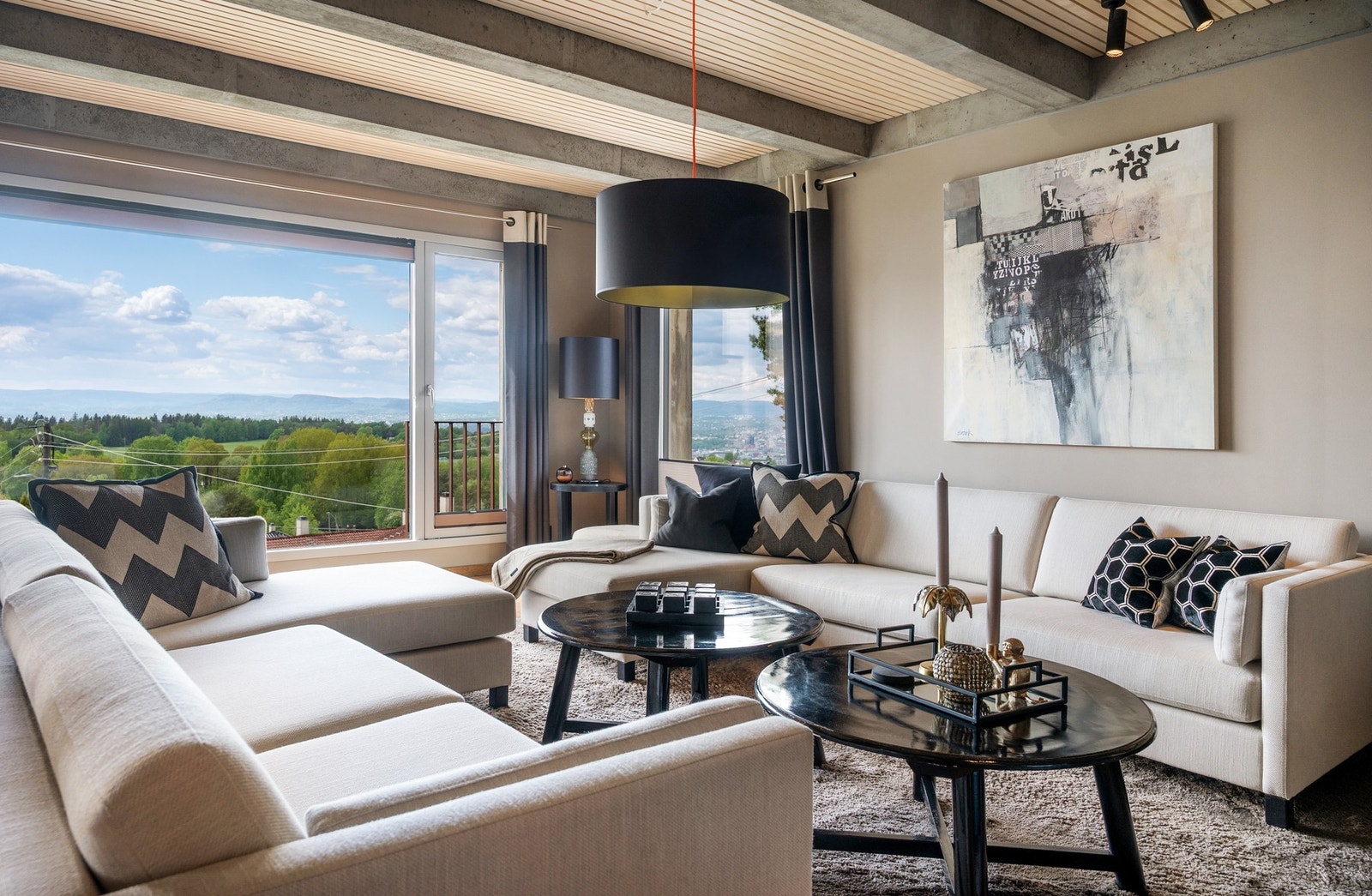 Vindusflatene rammer inn en flott utsikt mot Ekebergsletta, Oslo by med slottet og Holmenkollen i bakgrunnen. Galleribilde