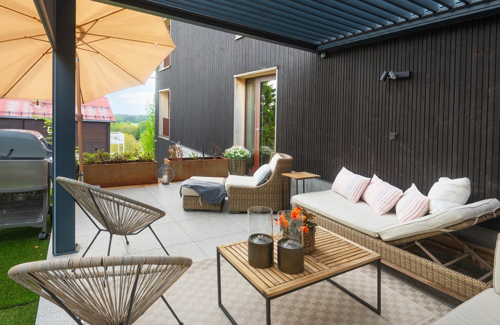 Terrassen har lys og stikkontakt, samt en pergola med screens og med tak som kan åpnes og stenges ved behov. Galleribilde